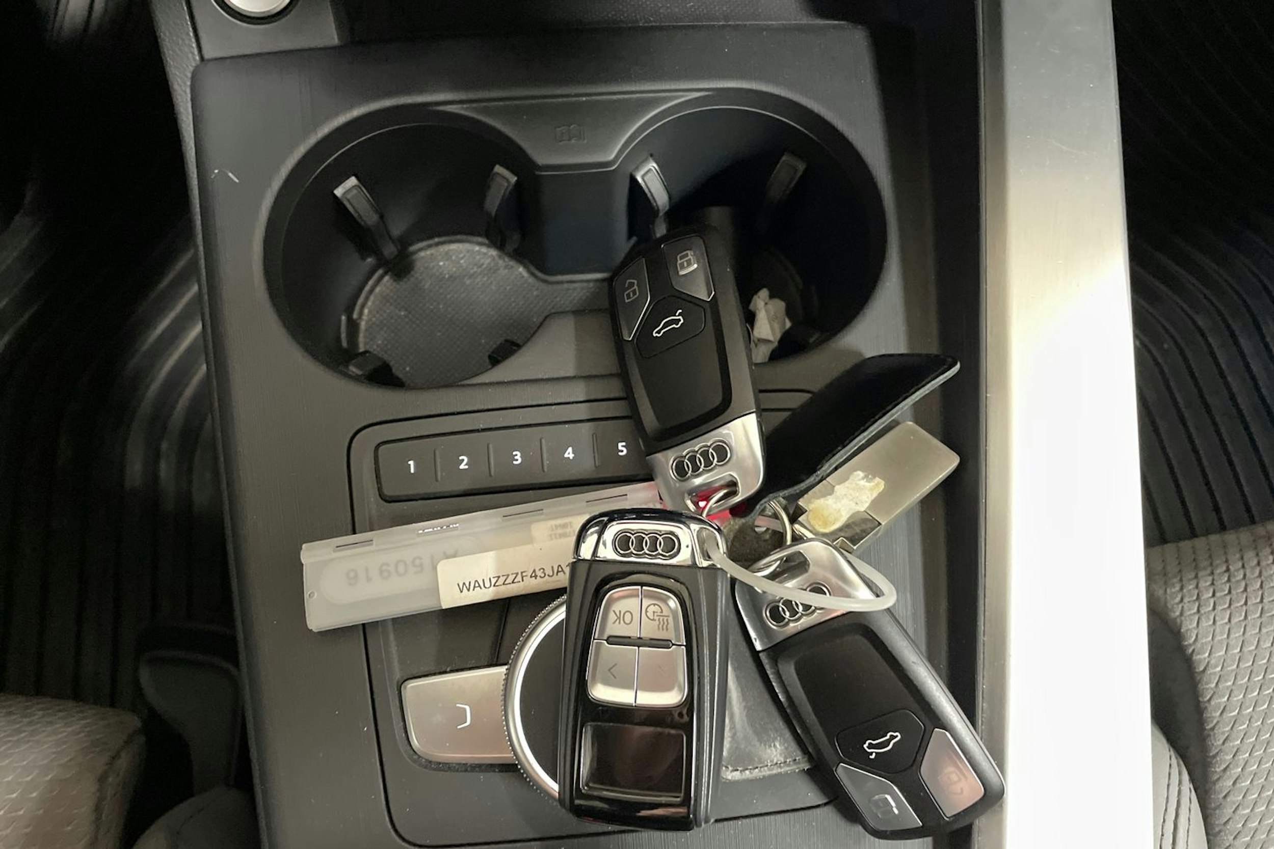 Harmaa Audi A4 2018 kuva 15.