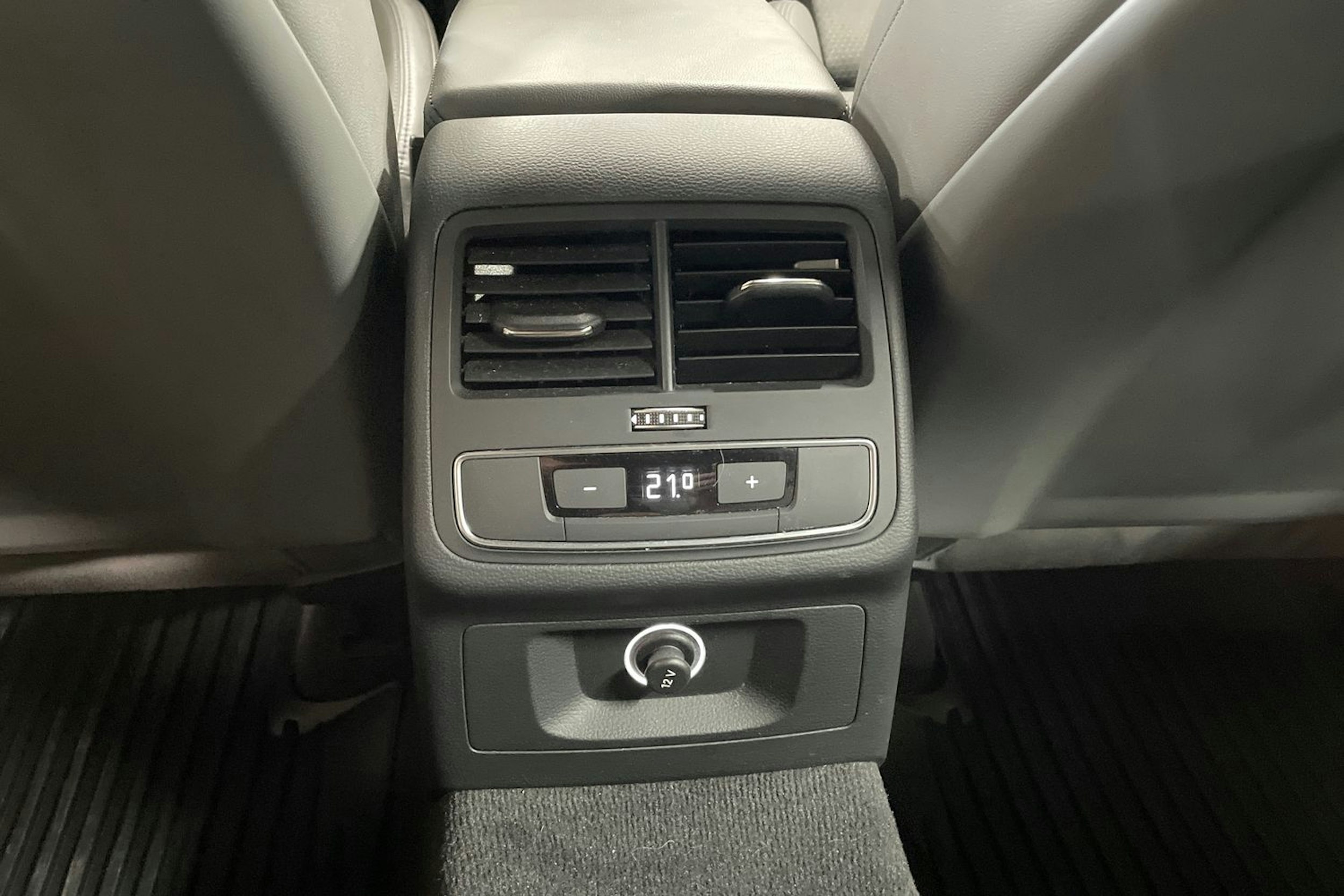 Harmaa Audi A4 2018 kuva 18.