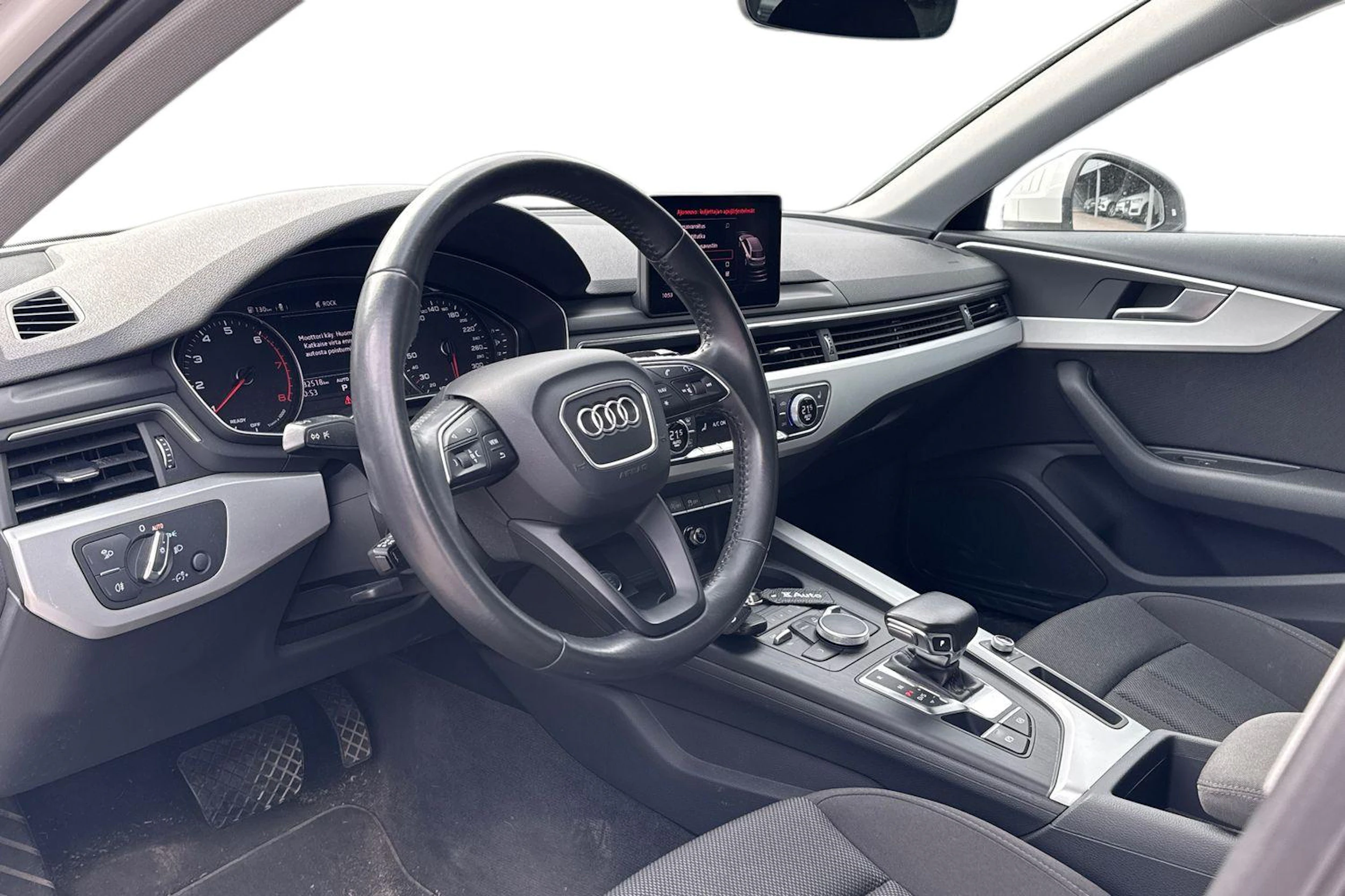 valkoinen Audi A4 2018 kuva 3.