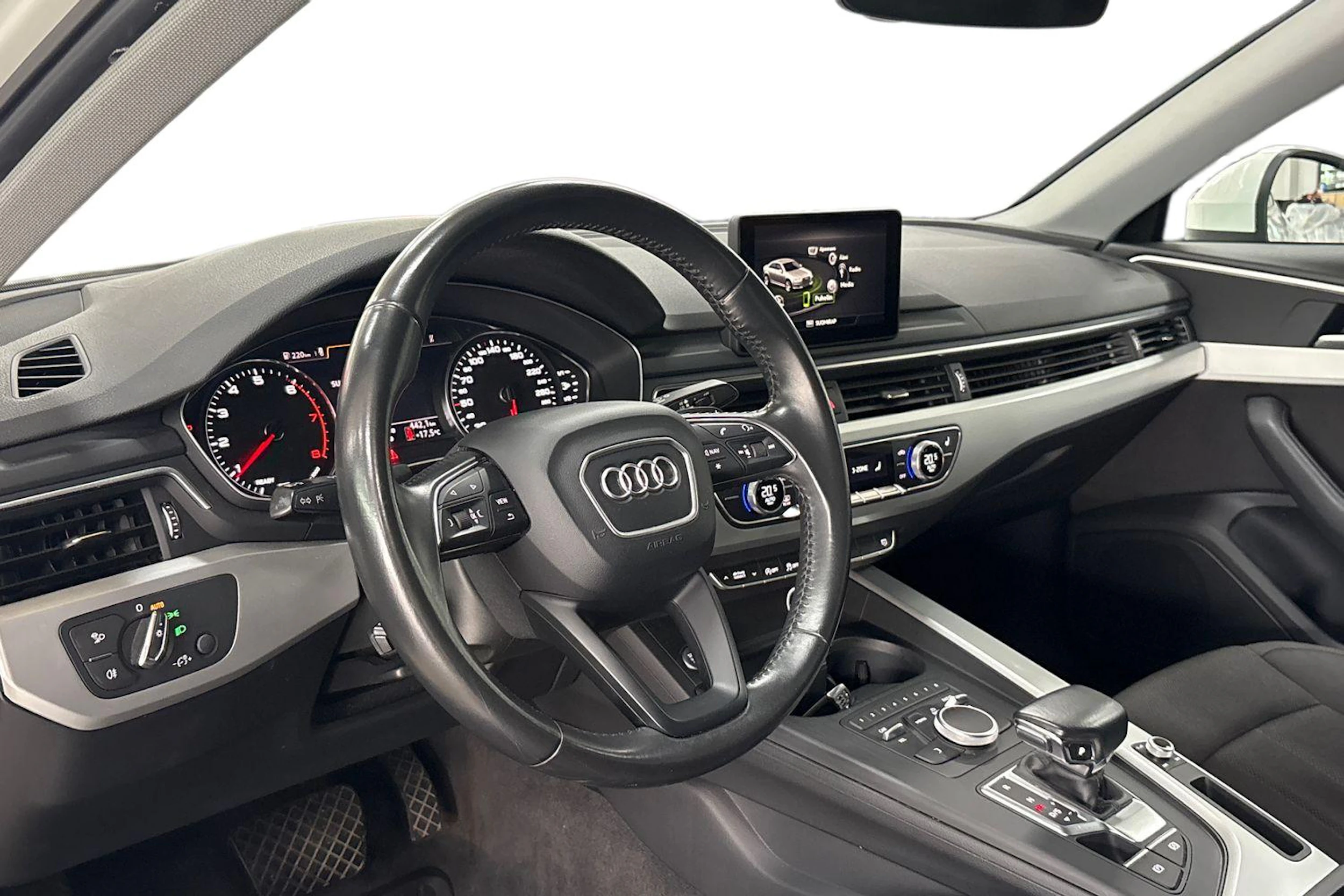 valkoinen Audi A4 2018 kuva 6.