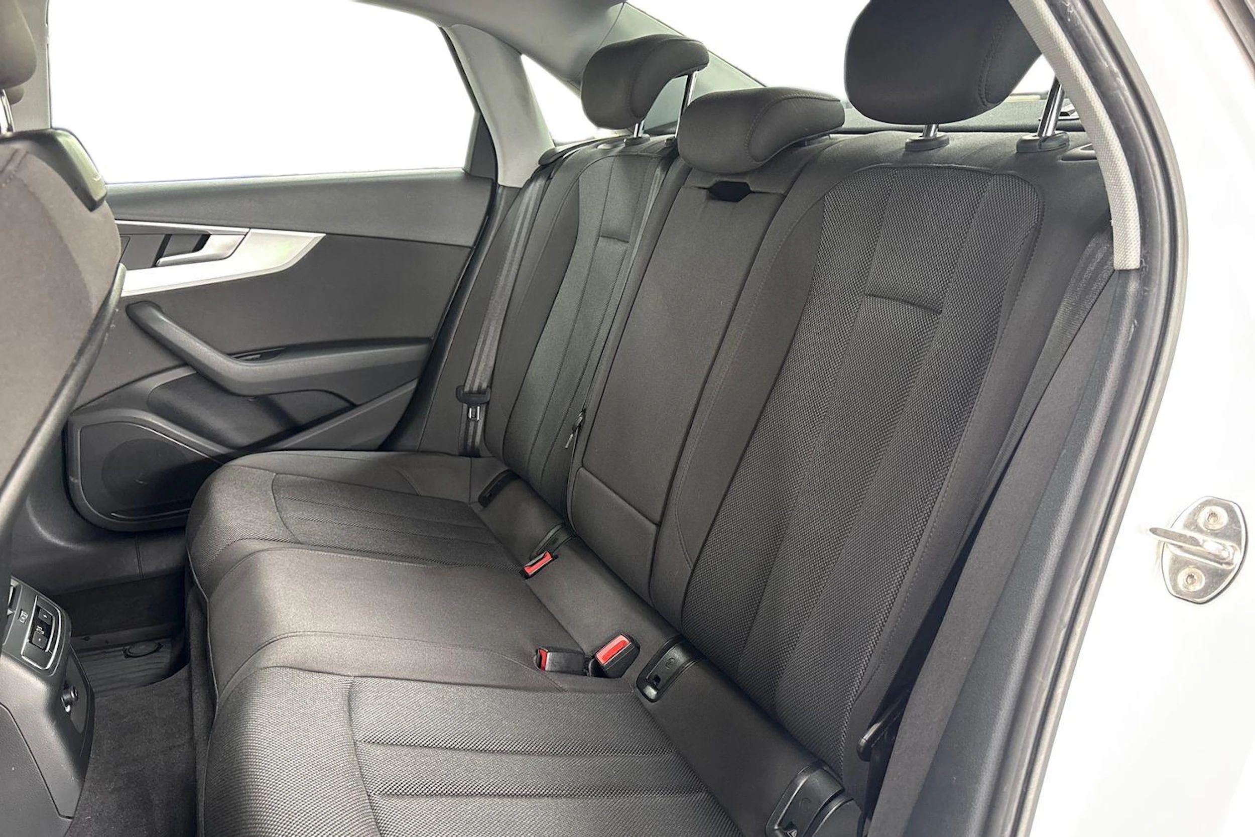 valkoinen Audi A4 2018 kuva 8.
