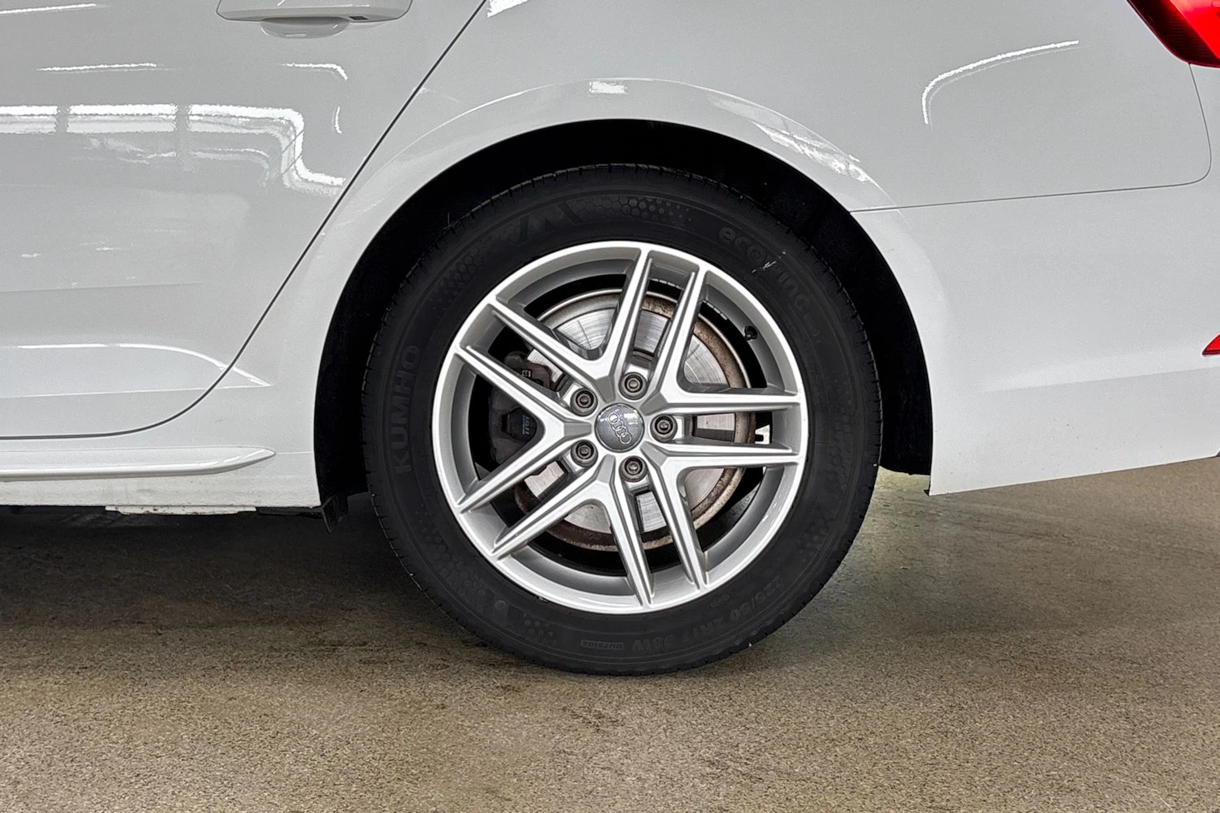 valkoinen Audi A4 2018 kuva 10.