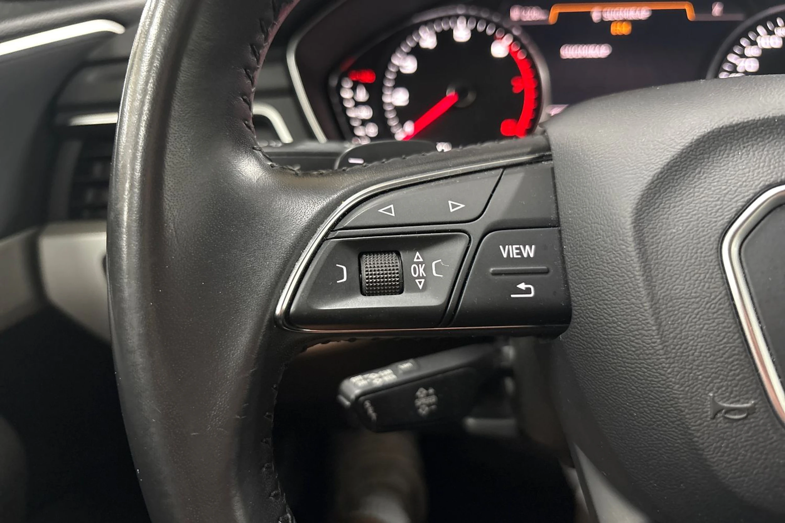 valkoinen Audi A4 2018 kuva 13.