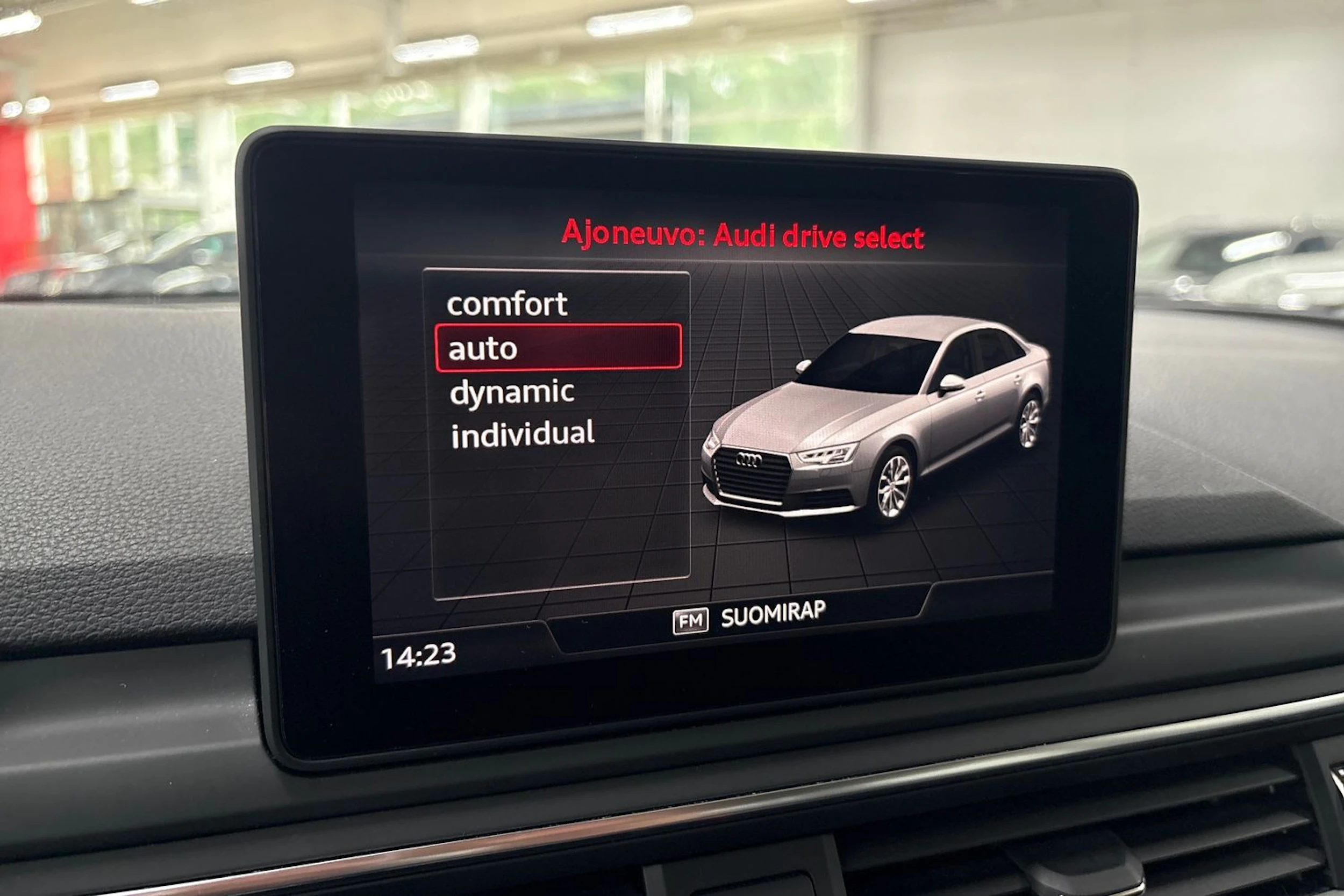 valkoinen Audi A4 2018 kuva 15.