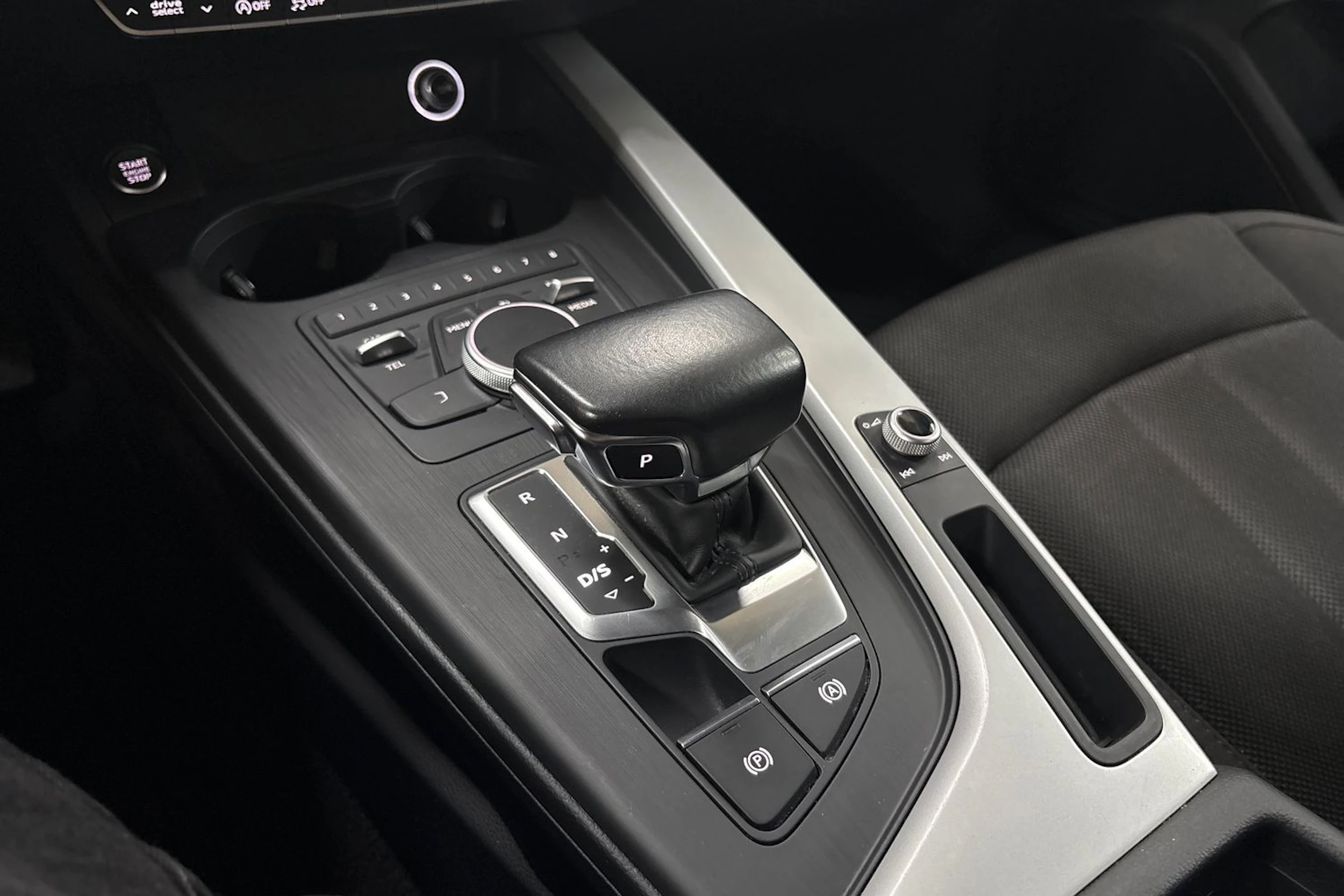 valkoinen Audi A4 2018 kuva 20.