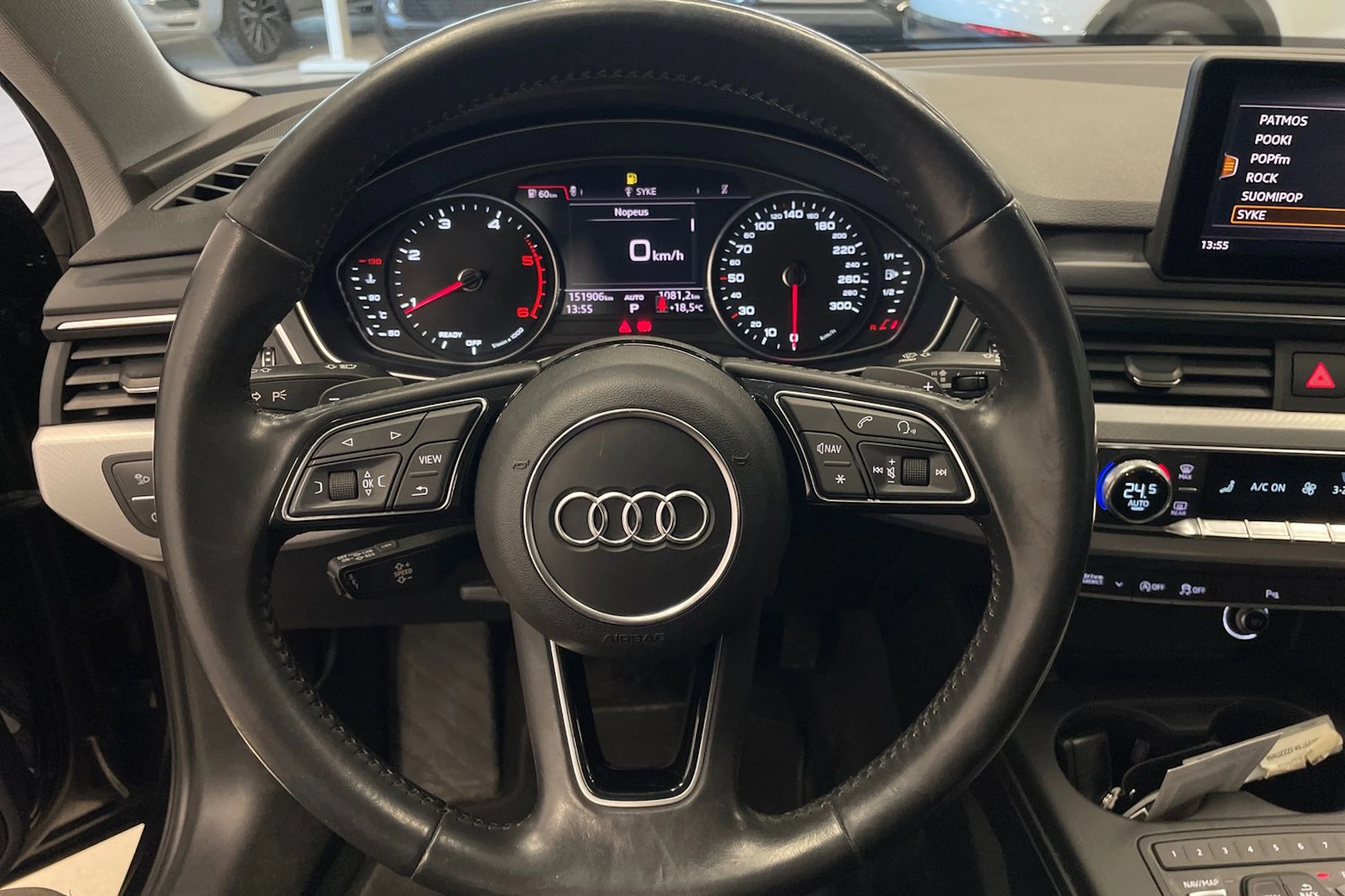 Musta Audi A4 2018 kuva 16.