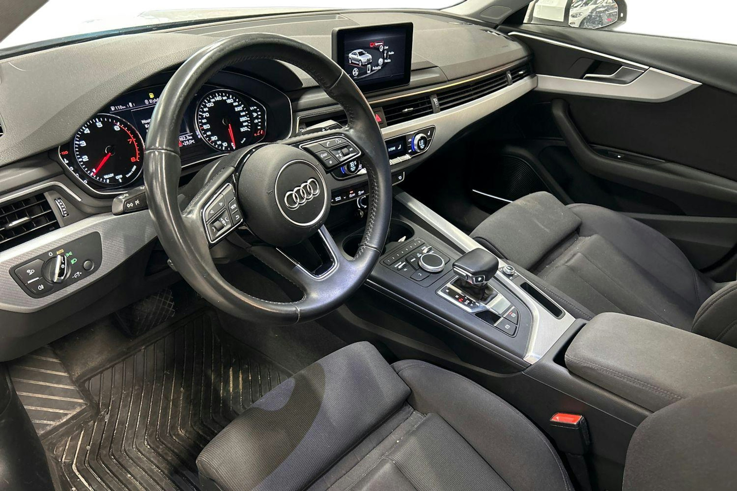 valkoinen Audi A4 2018 kuva 3.