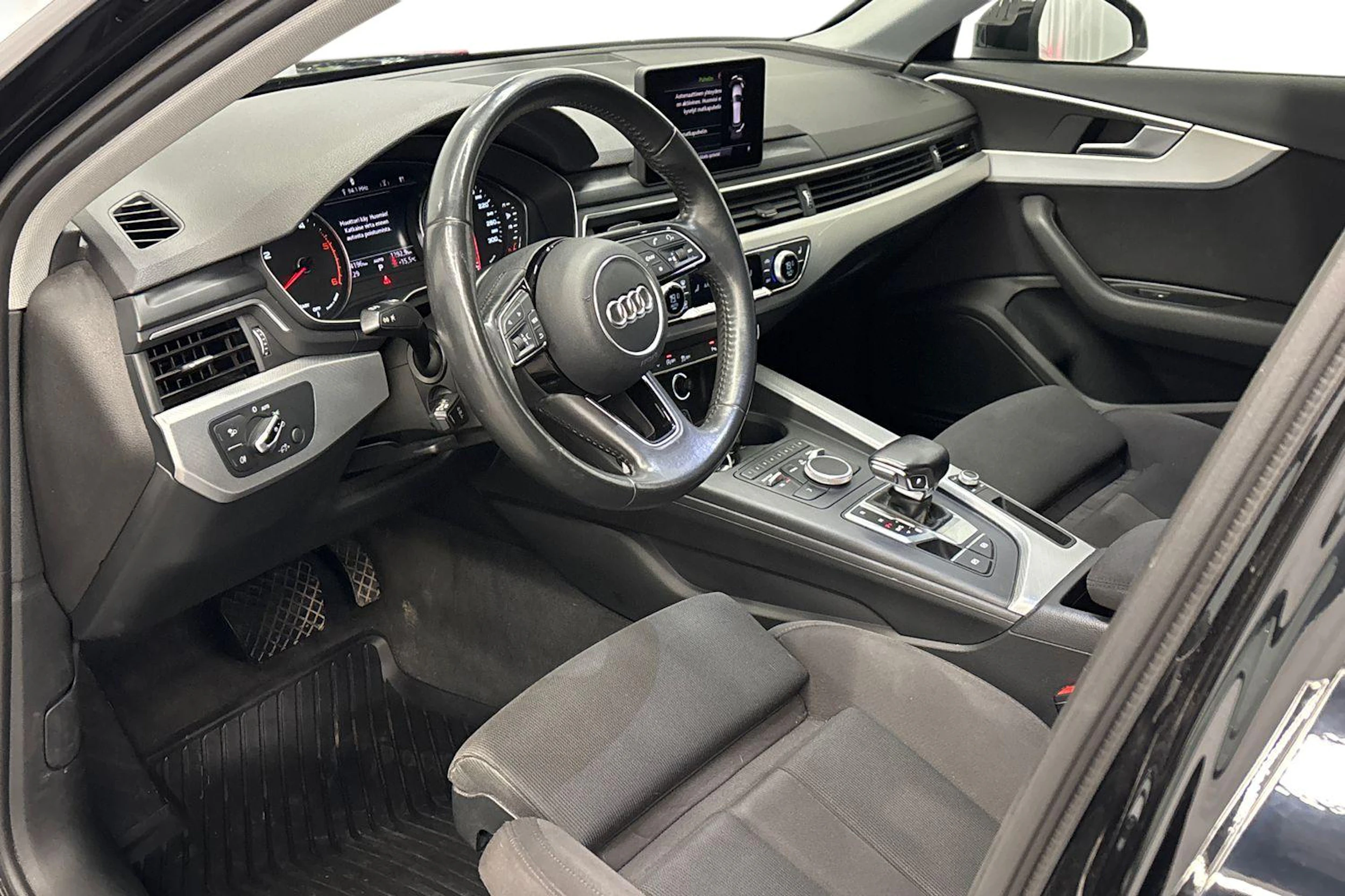 musta Audi A4 2018 kuva 6.