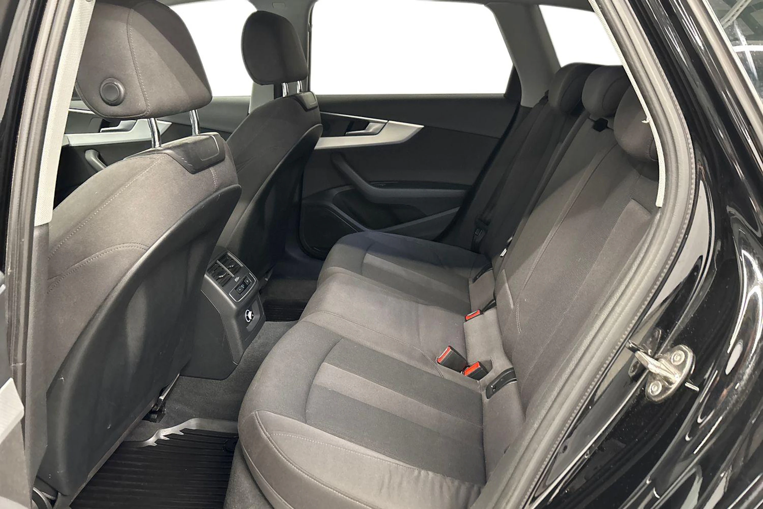 musta Audi A4 2018 kuva 8.