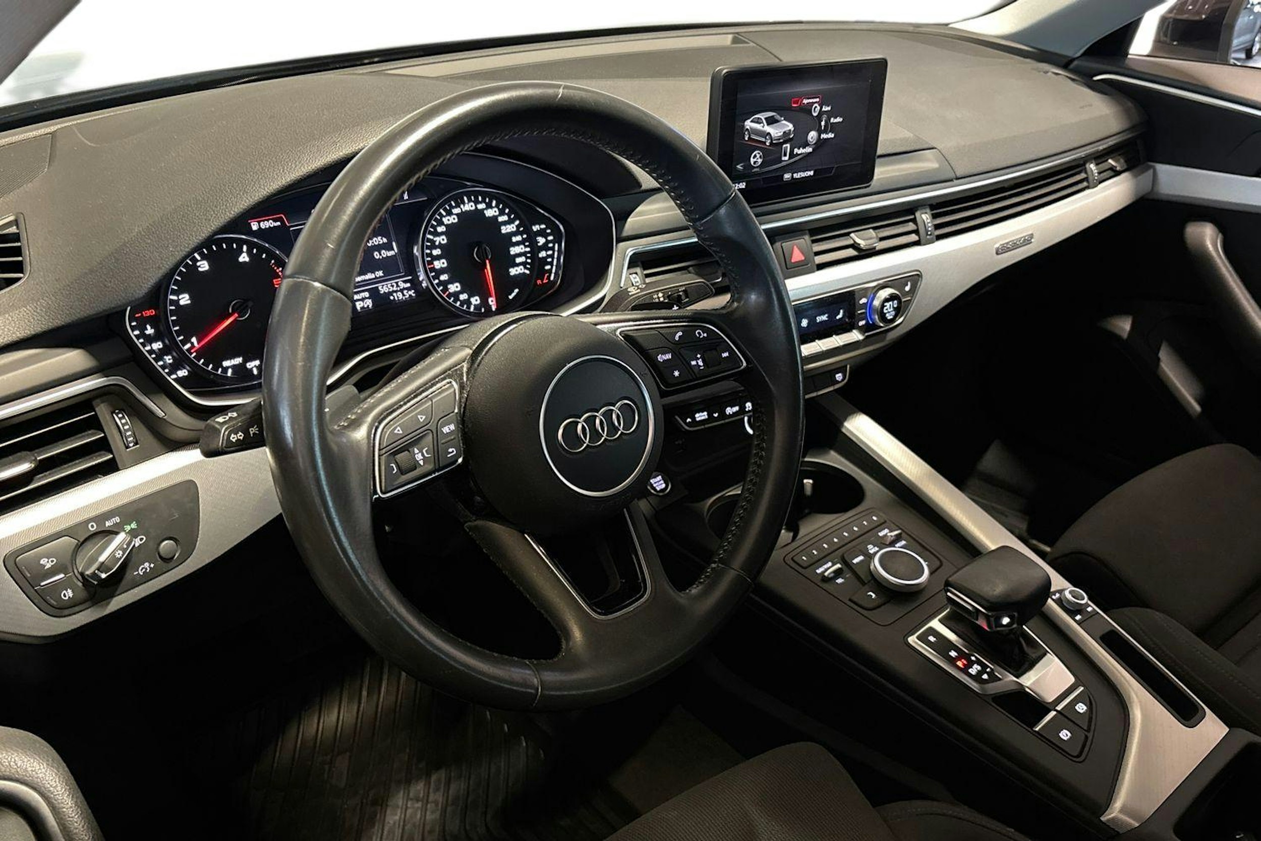 Sininen Audi A4 2018 kuva 6.