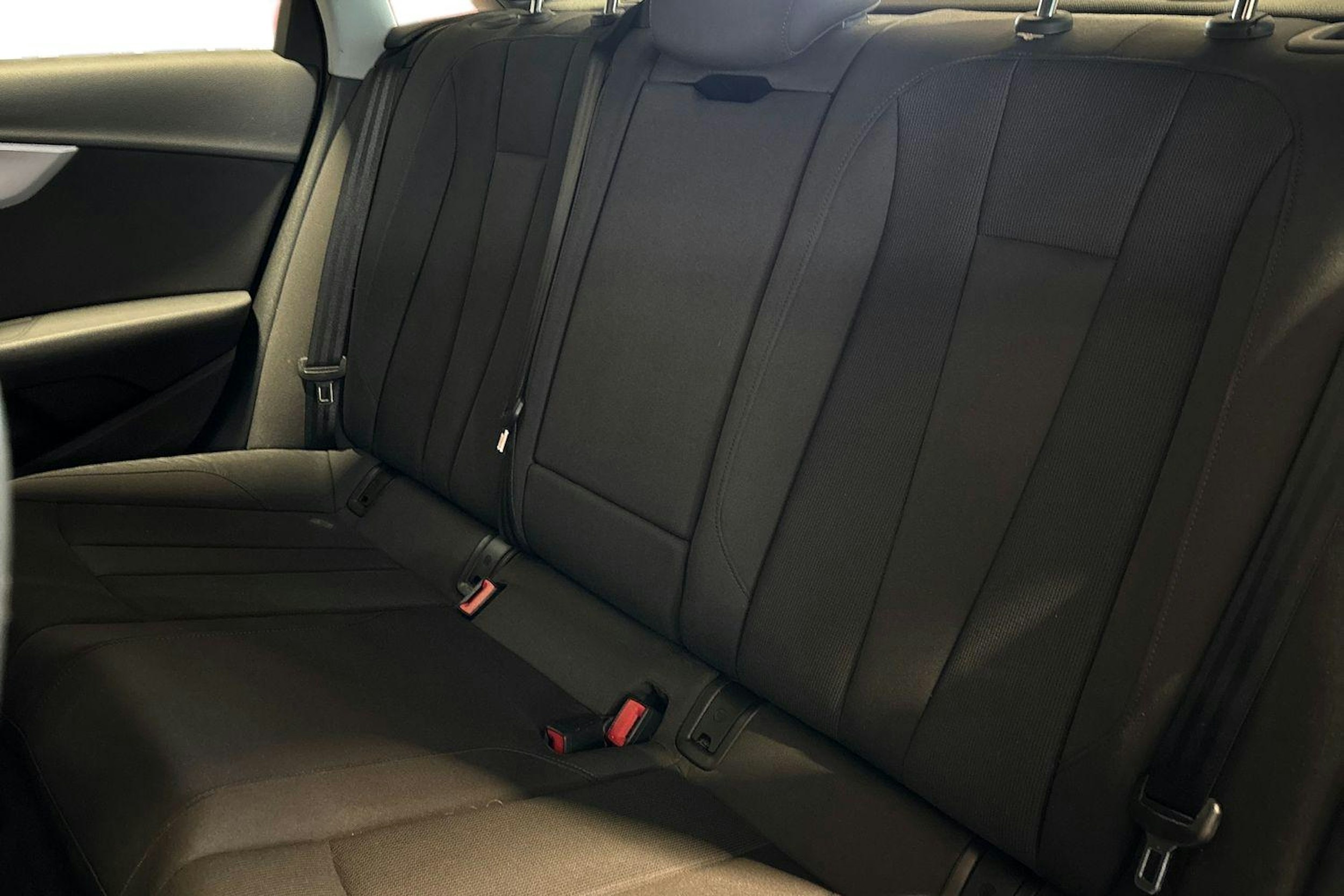Sininen Audi A4 2018 kuva 8.
