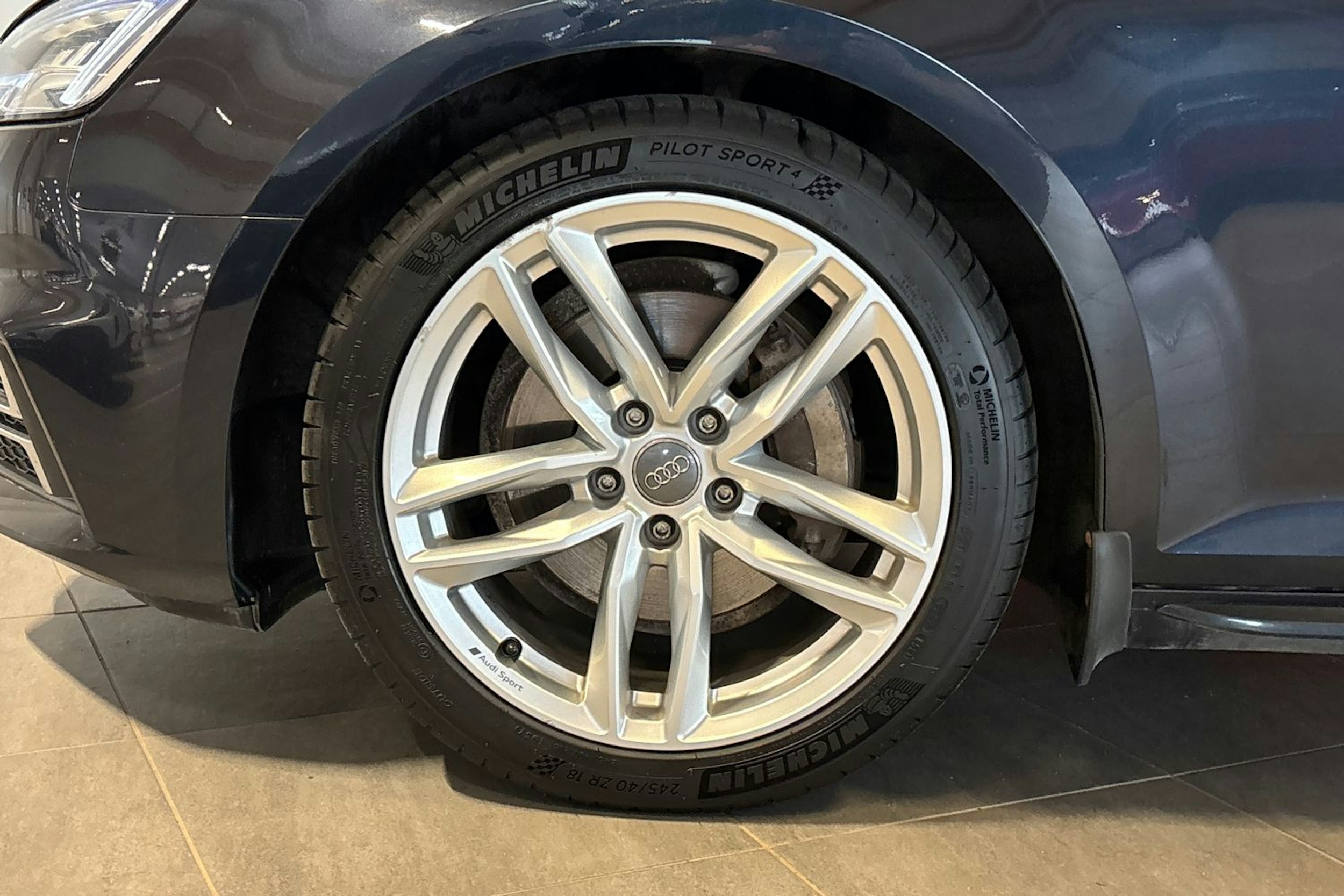 Sininen Audi A4 2018 kuva 9.