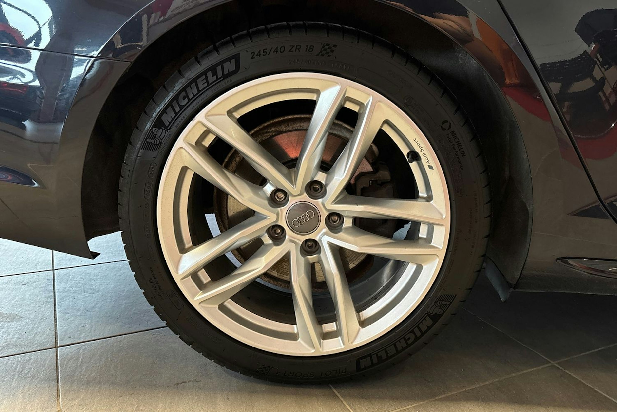 Sininen Audi A4 2018 kuva 10.