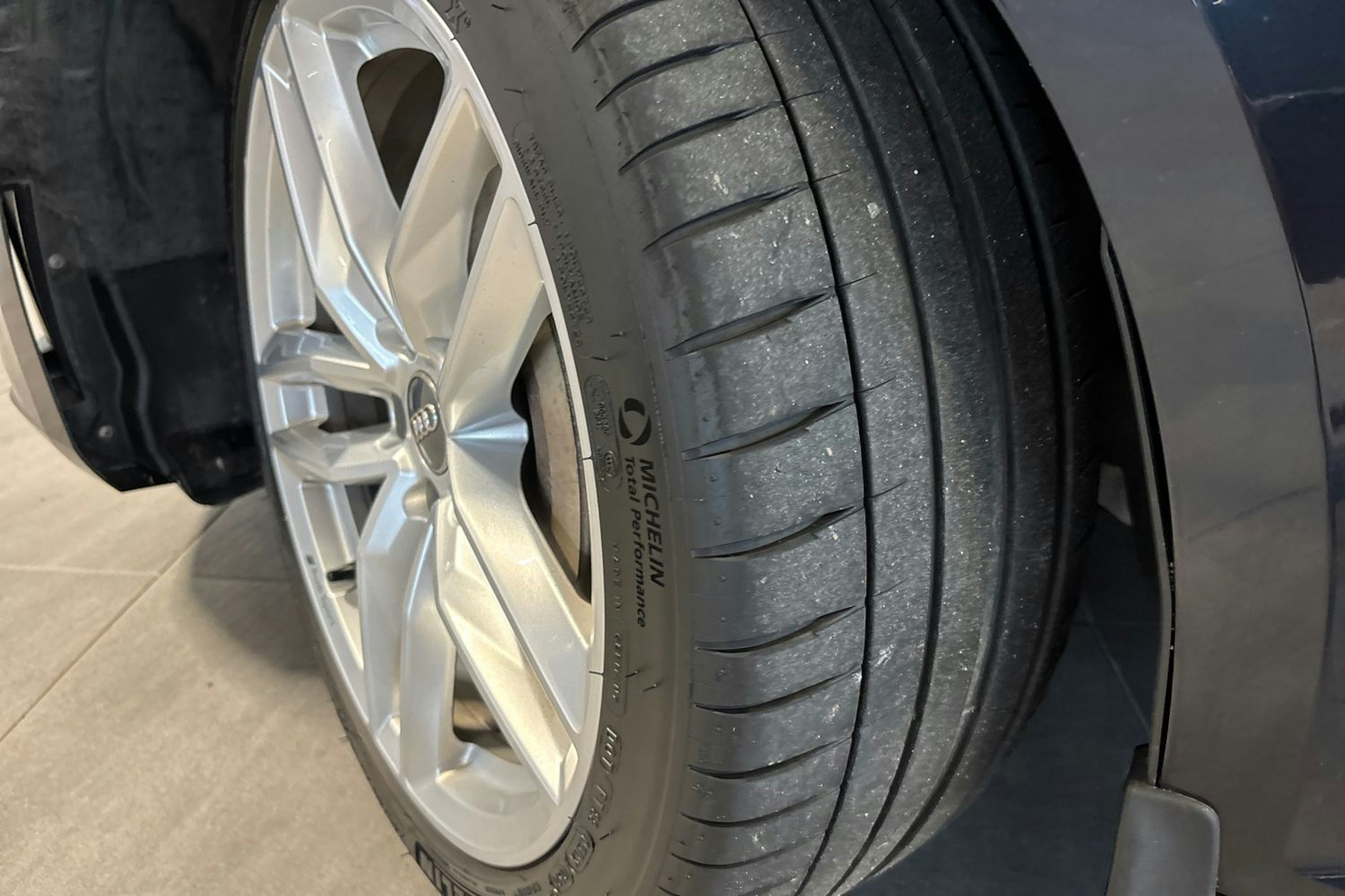 Sininen Audi A4 2018 kuva 11.