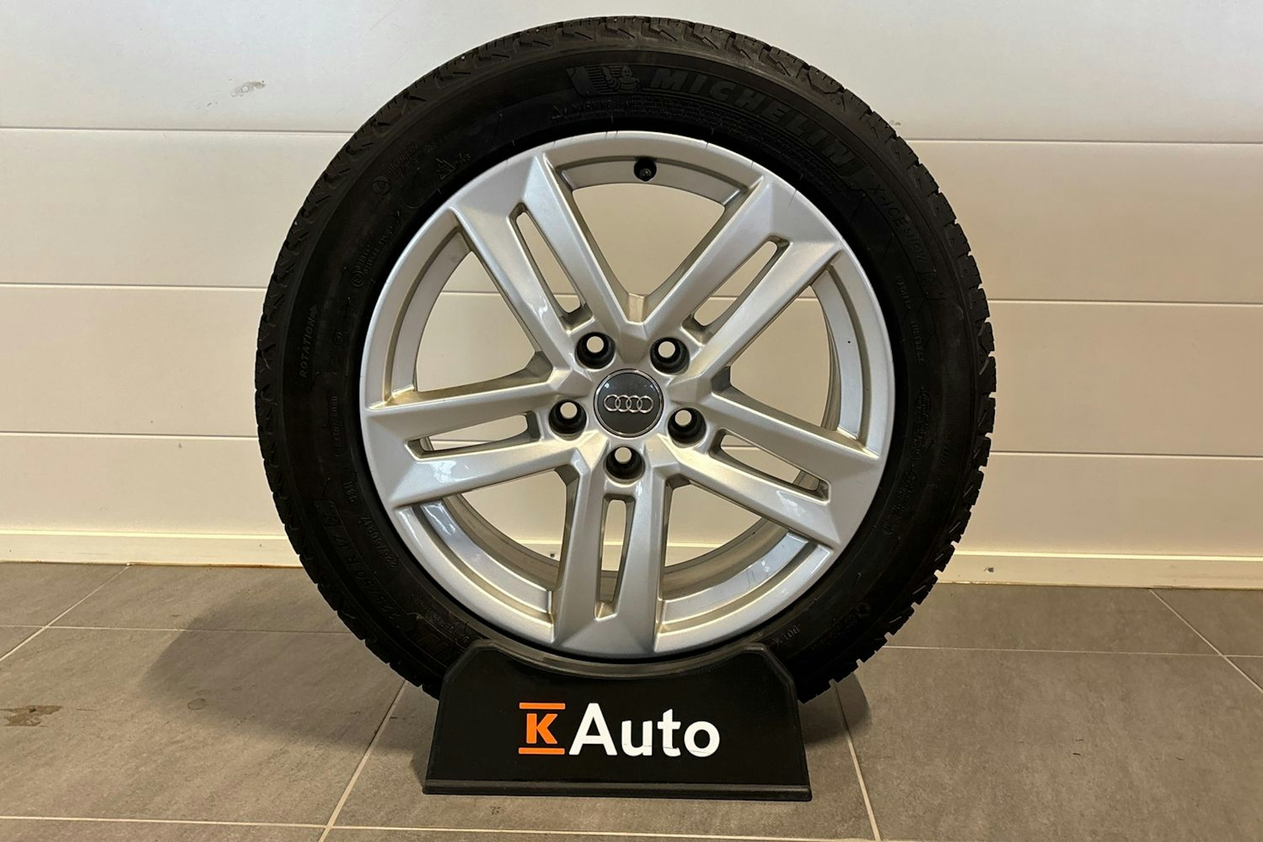 Sininen Audi A4 2018 kuva 12.