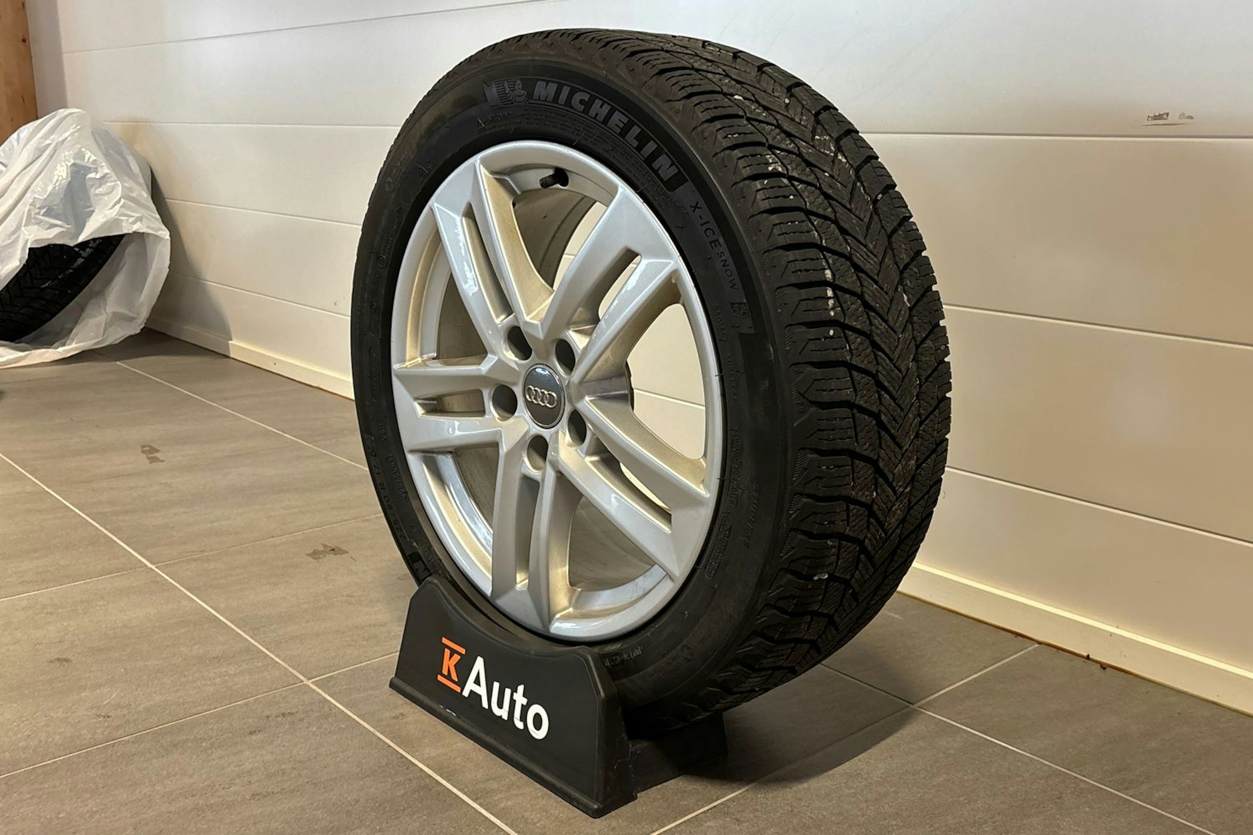 Sininen Audi A4 2018 kuva 13.
