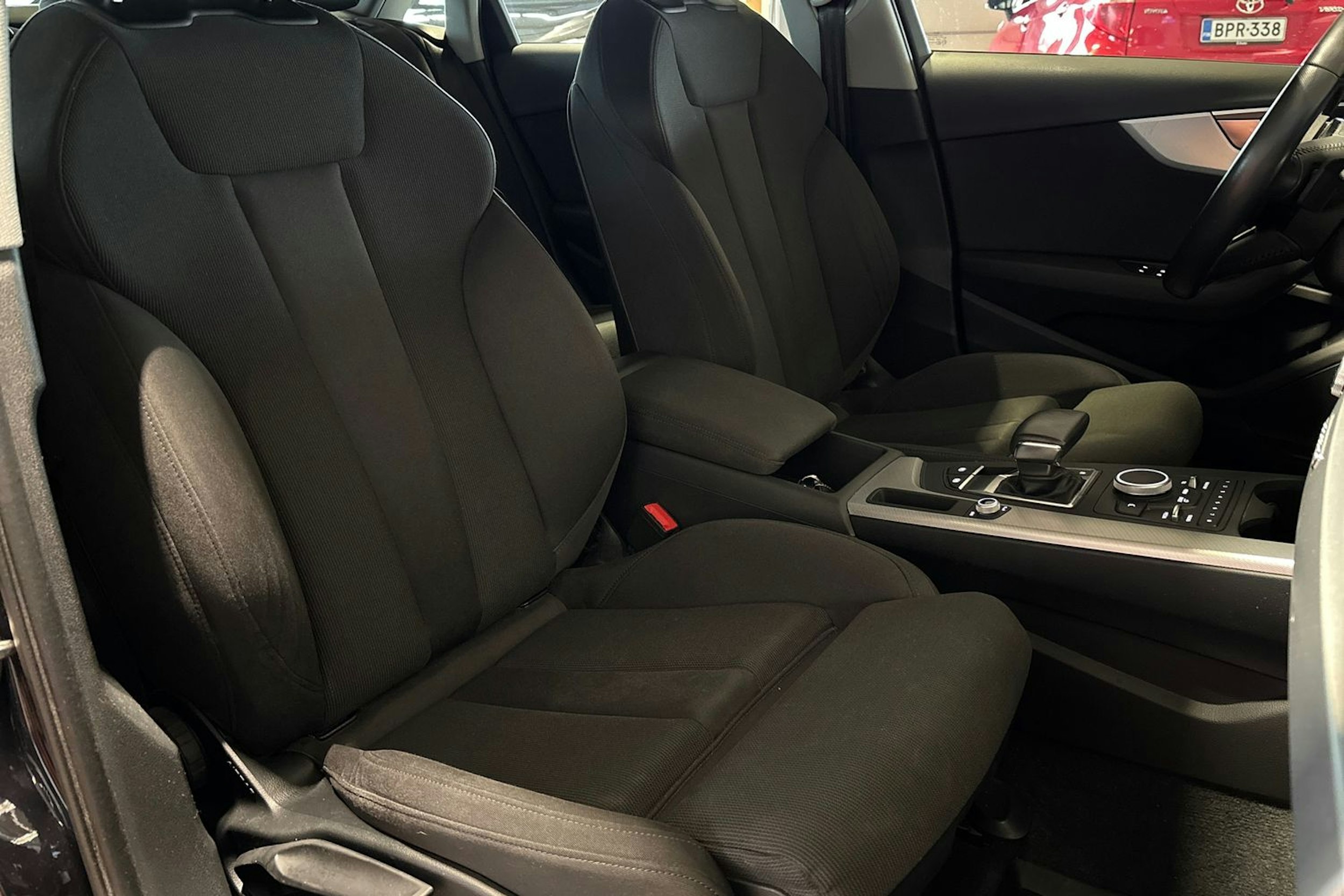Sininen Audi A4 2018 kuva 14.