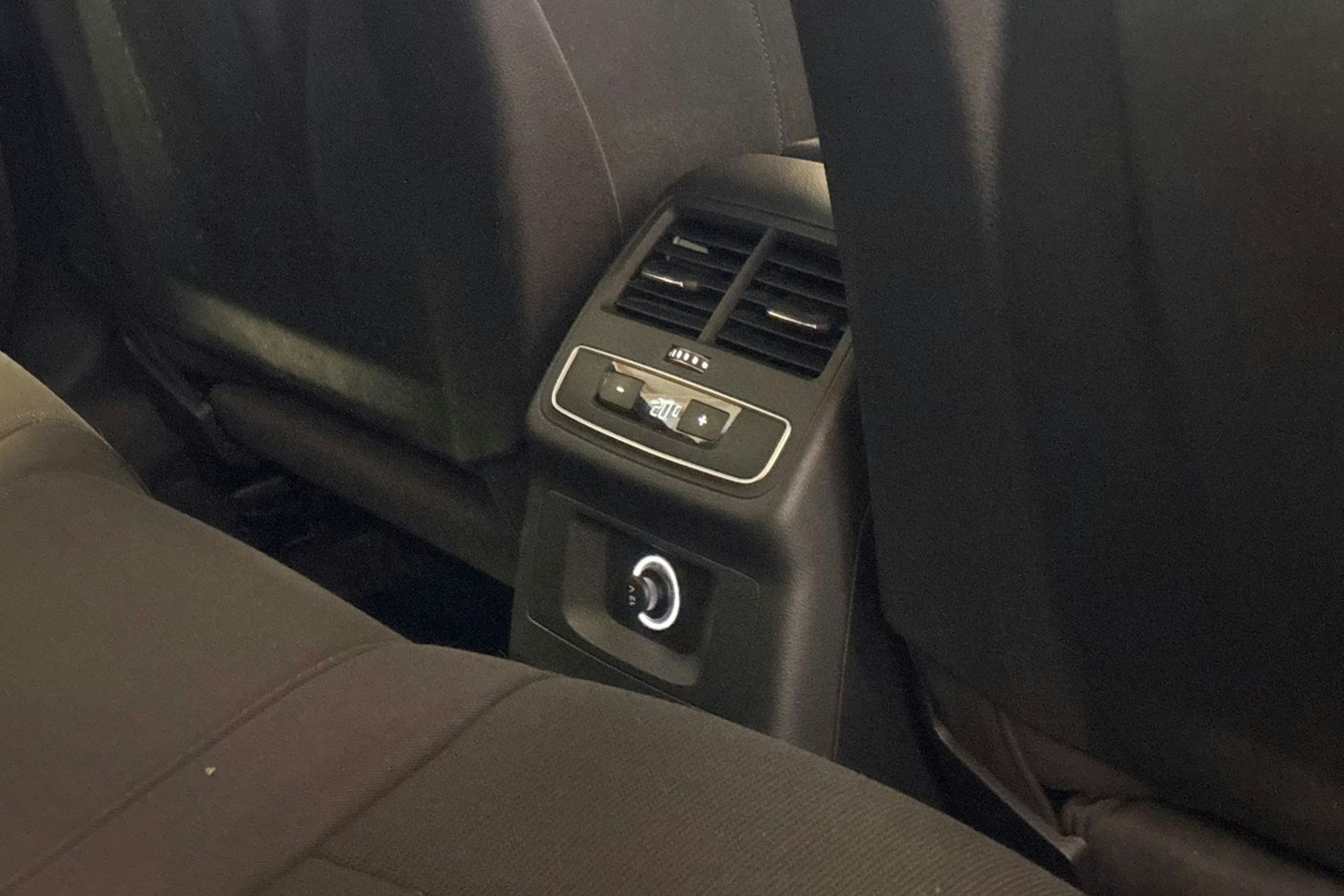 Sininen Audi A4 2018 kuva 15.
