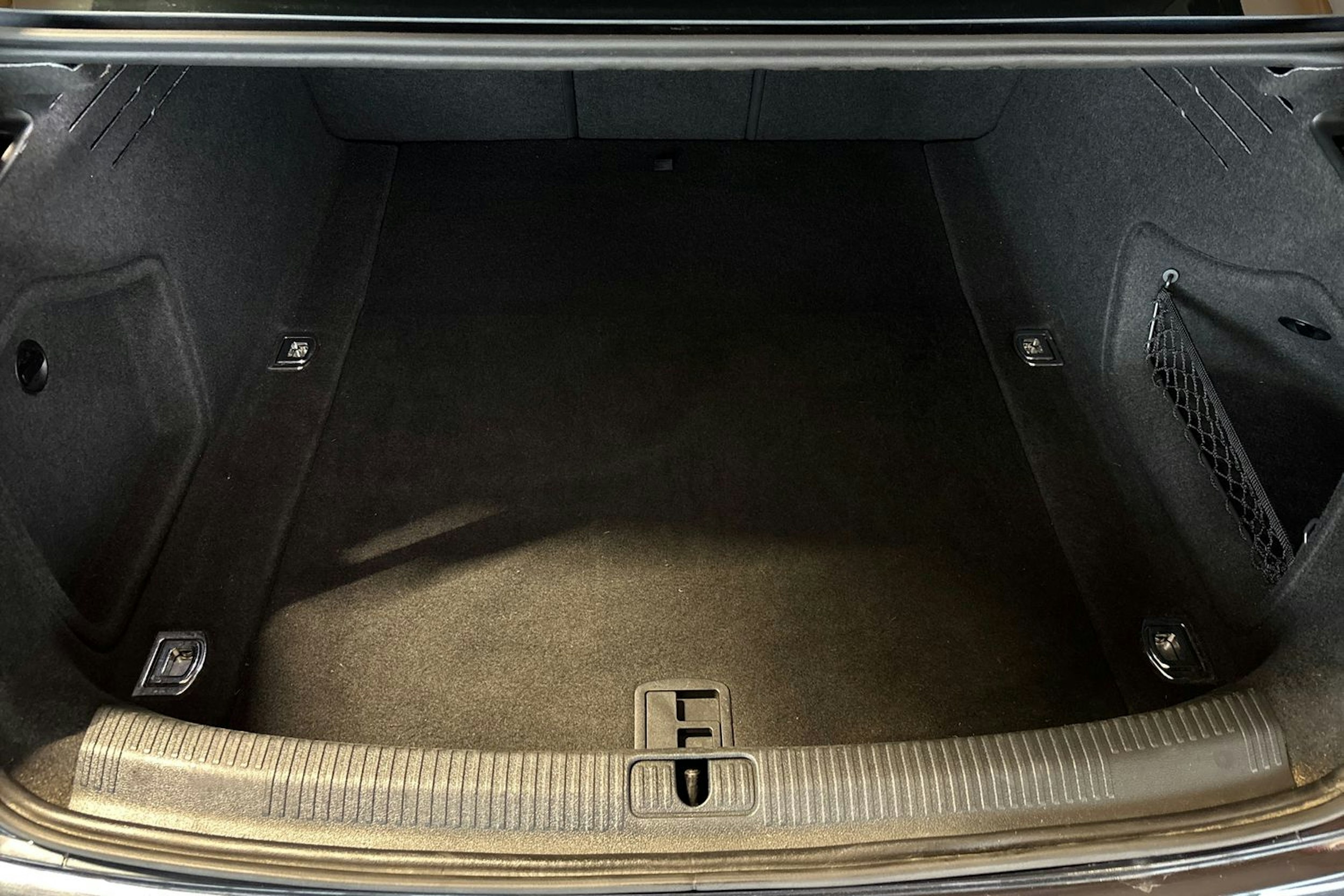 Sininen Audi A4 2018 kuva 16.
