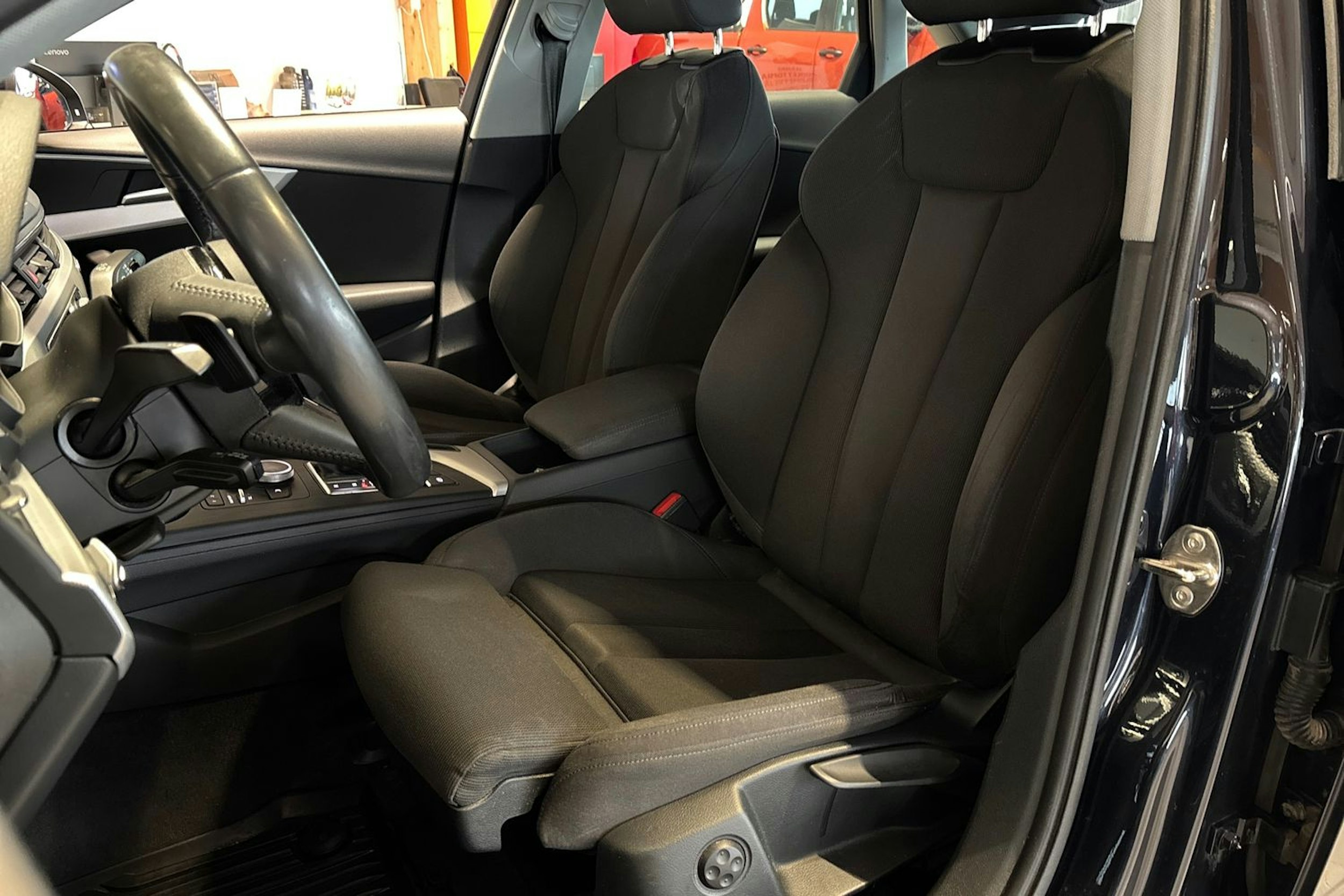 Sininen Audi A4 2018 kuva 19.