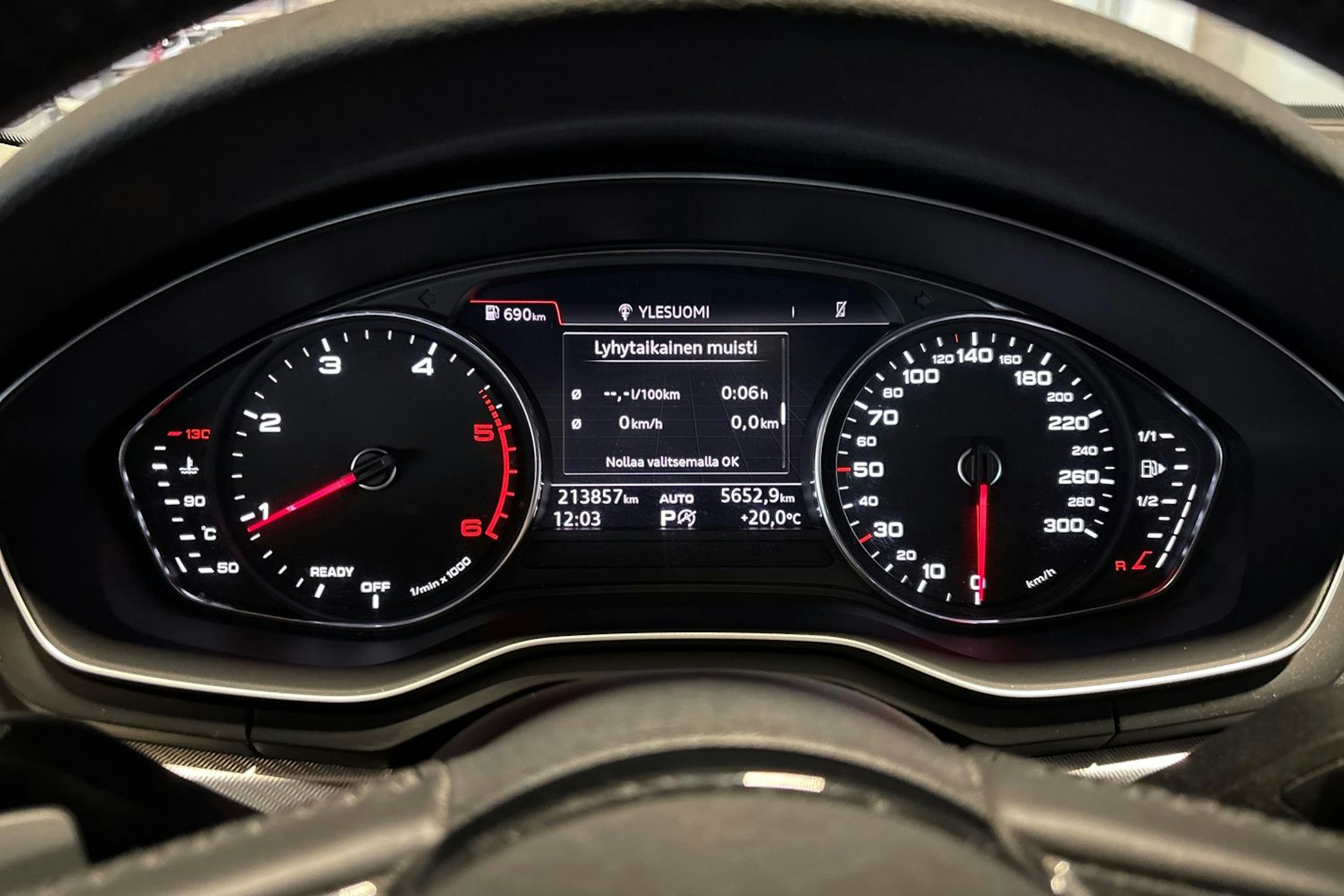 Sininen Audi A4 2018 kuva 20.