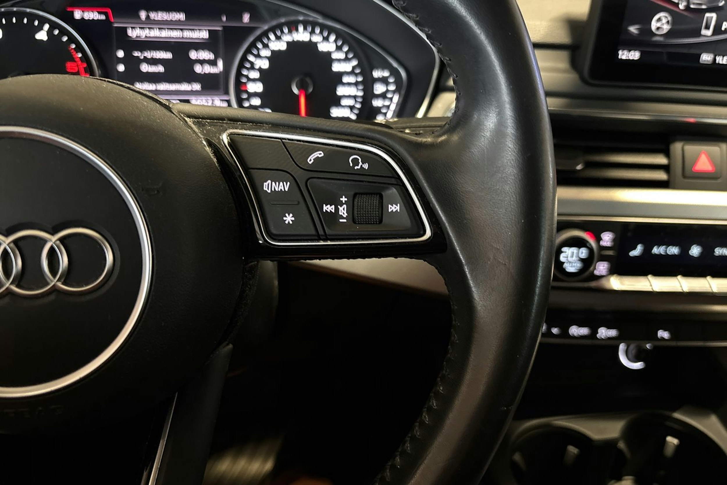 Sininen Audi A4 2018 kuva 22.