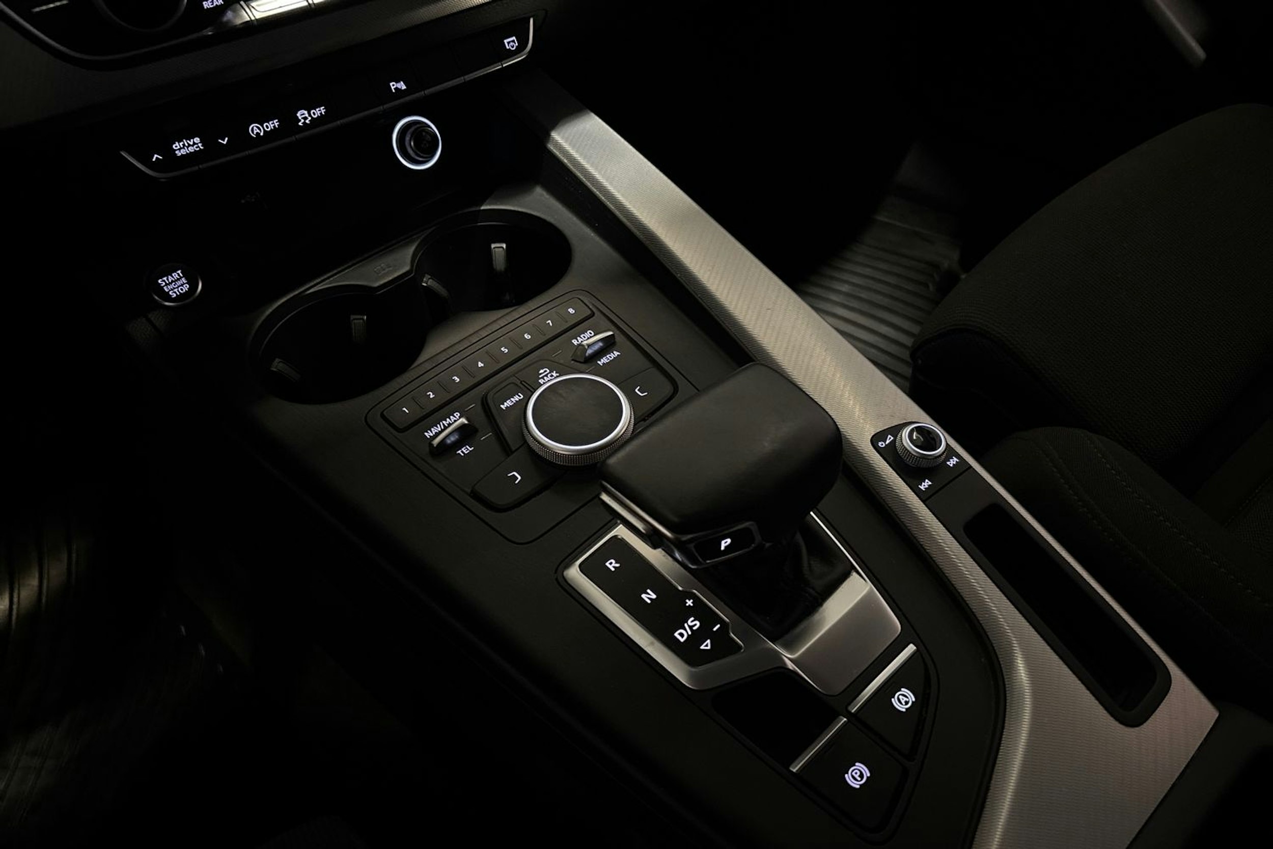 Sininen Audi A4 2018 kuva 27.