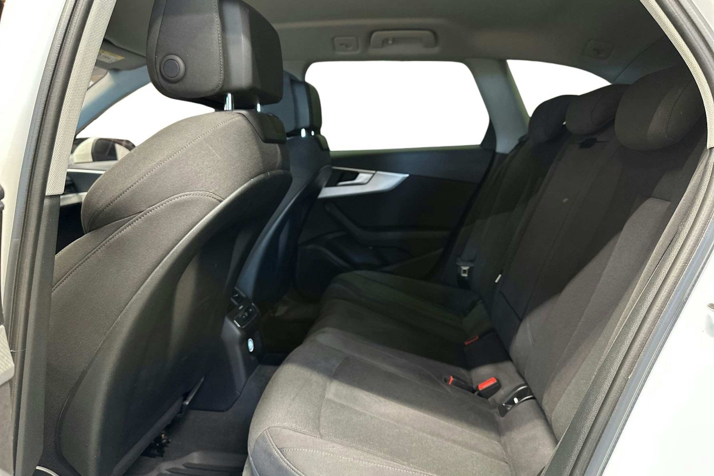 valkoinen Audi A4 2018 kuva 10.