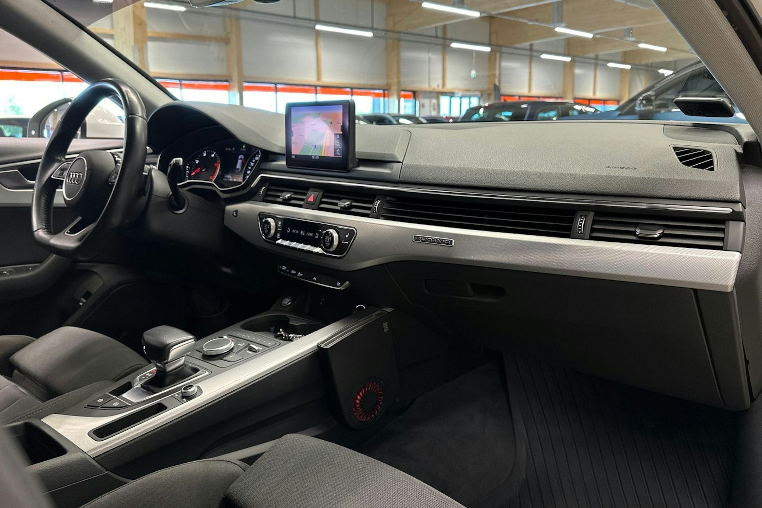 valkoinen Audi A4 2018 kuva 12.