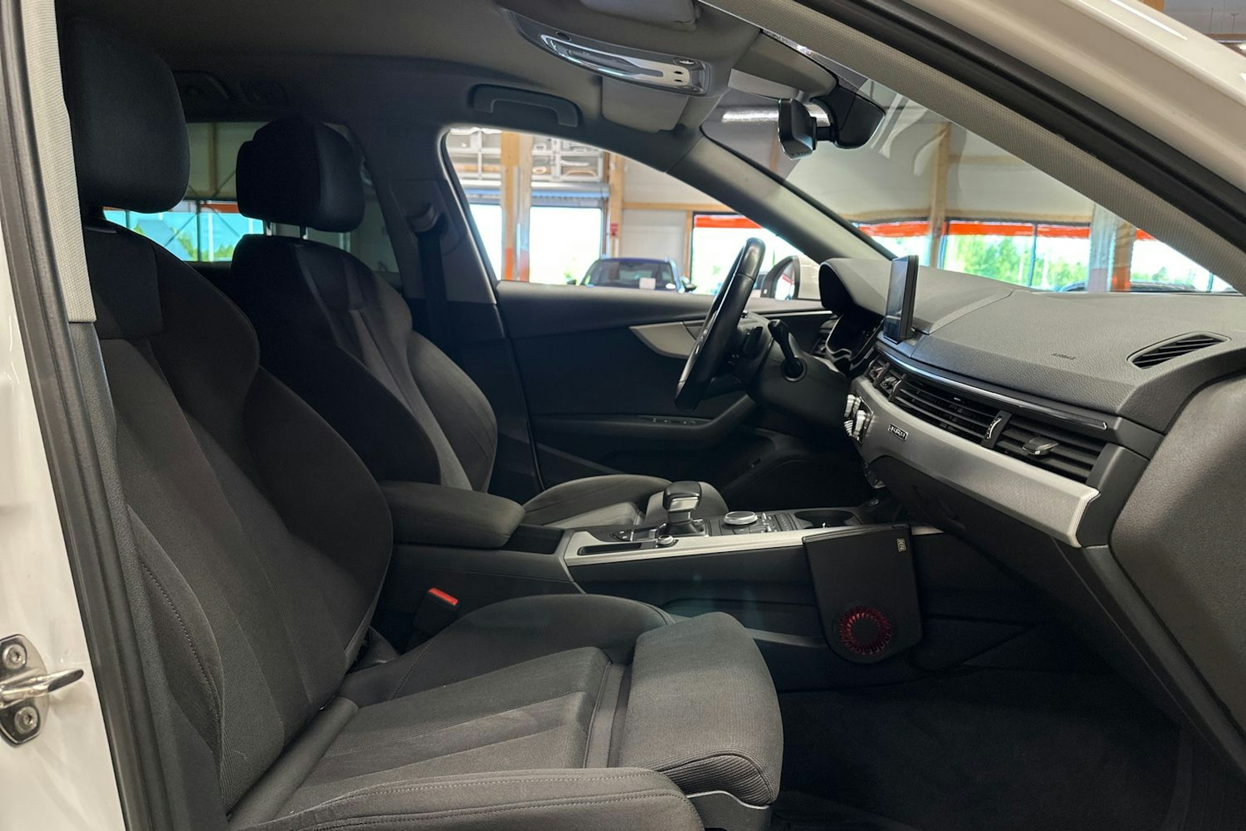 valkoinen Audi A4 2018 kuva 13.