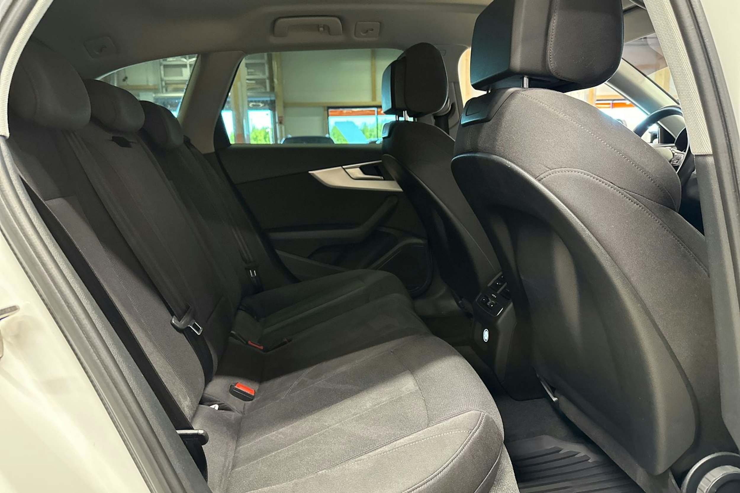 valkoinen Audi A4 2018 kuva 14.