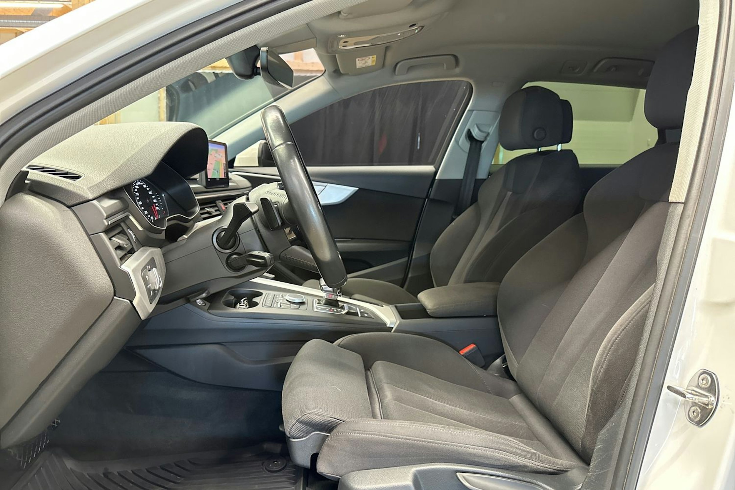 valkoinen Audi A4 2018 kuva 15.