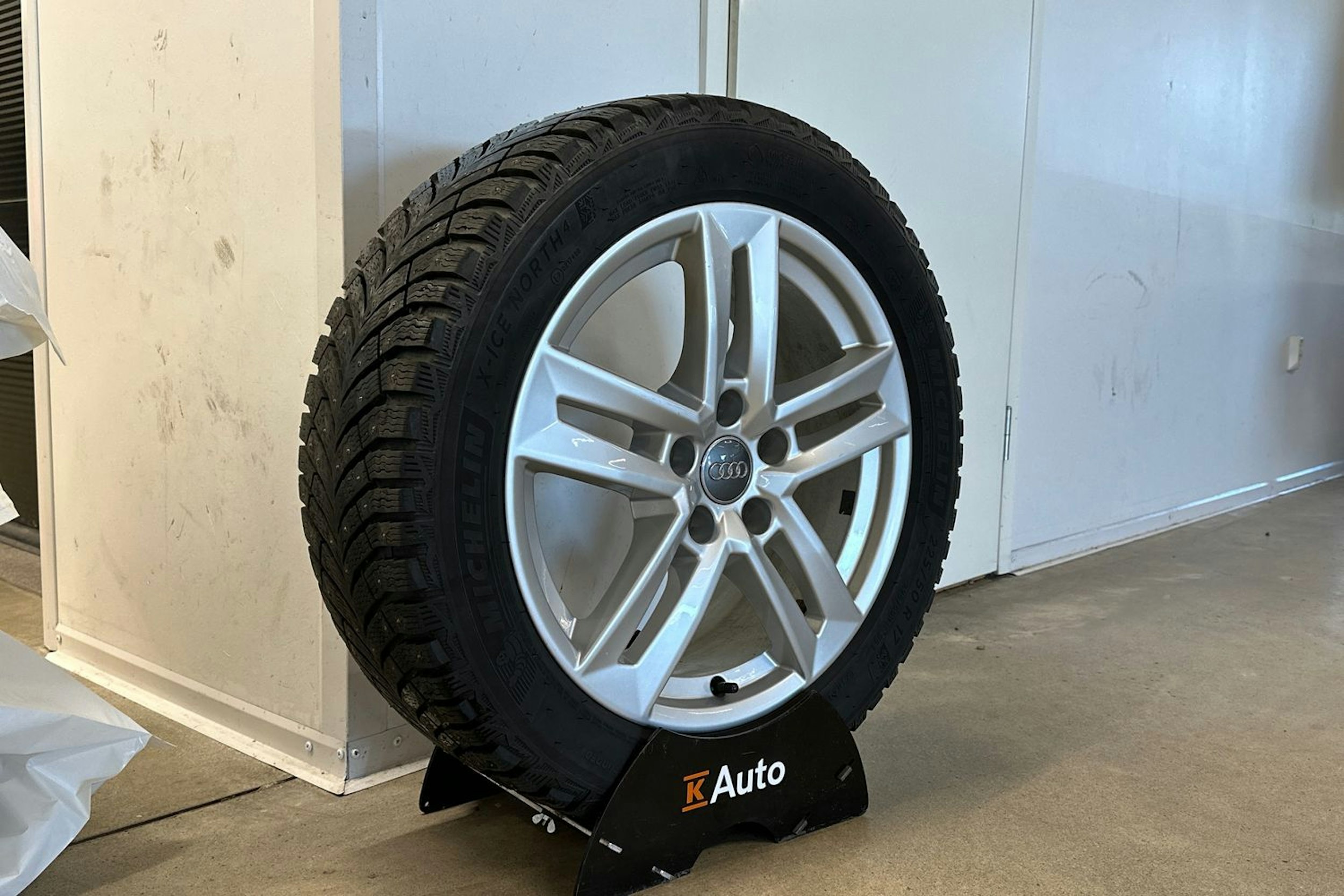 valkoinen Audi A4 2018 kuva 17.