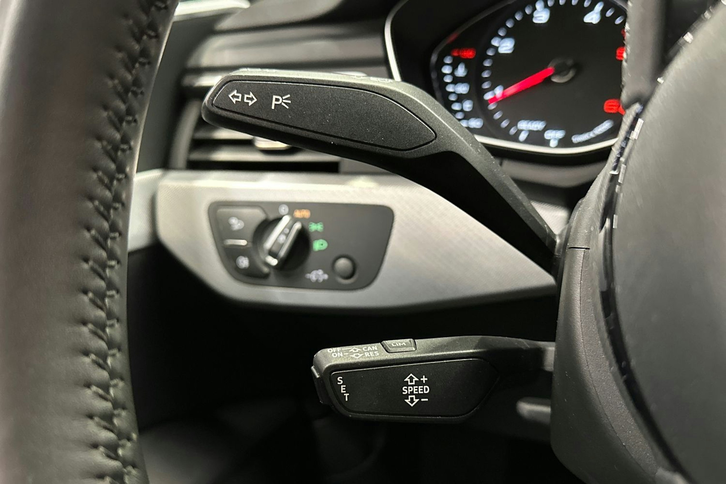 valkoinen Audi A4 2018 kuva 26.