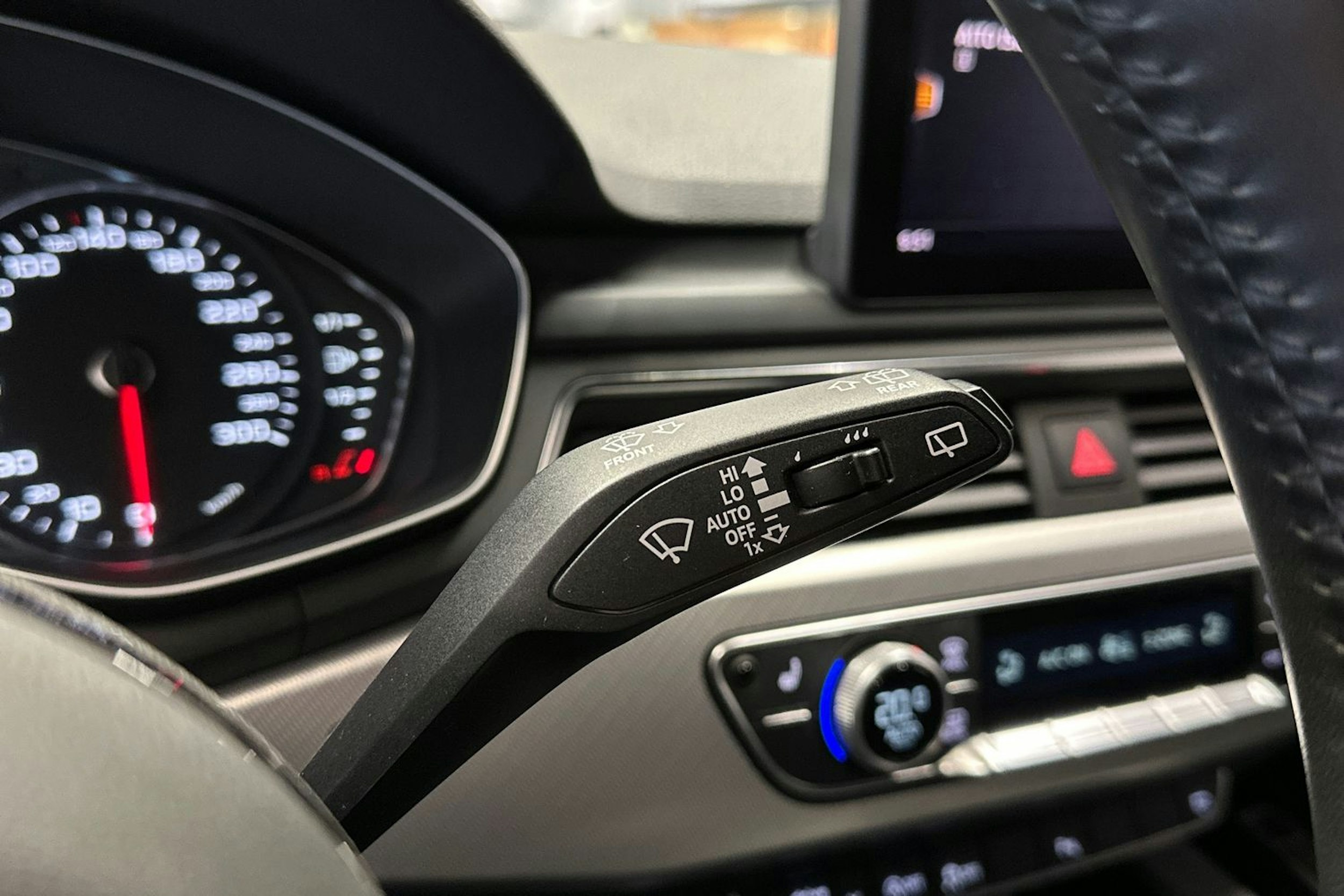 valkoinen Audi A4 2018 kuva 27.