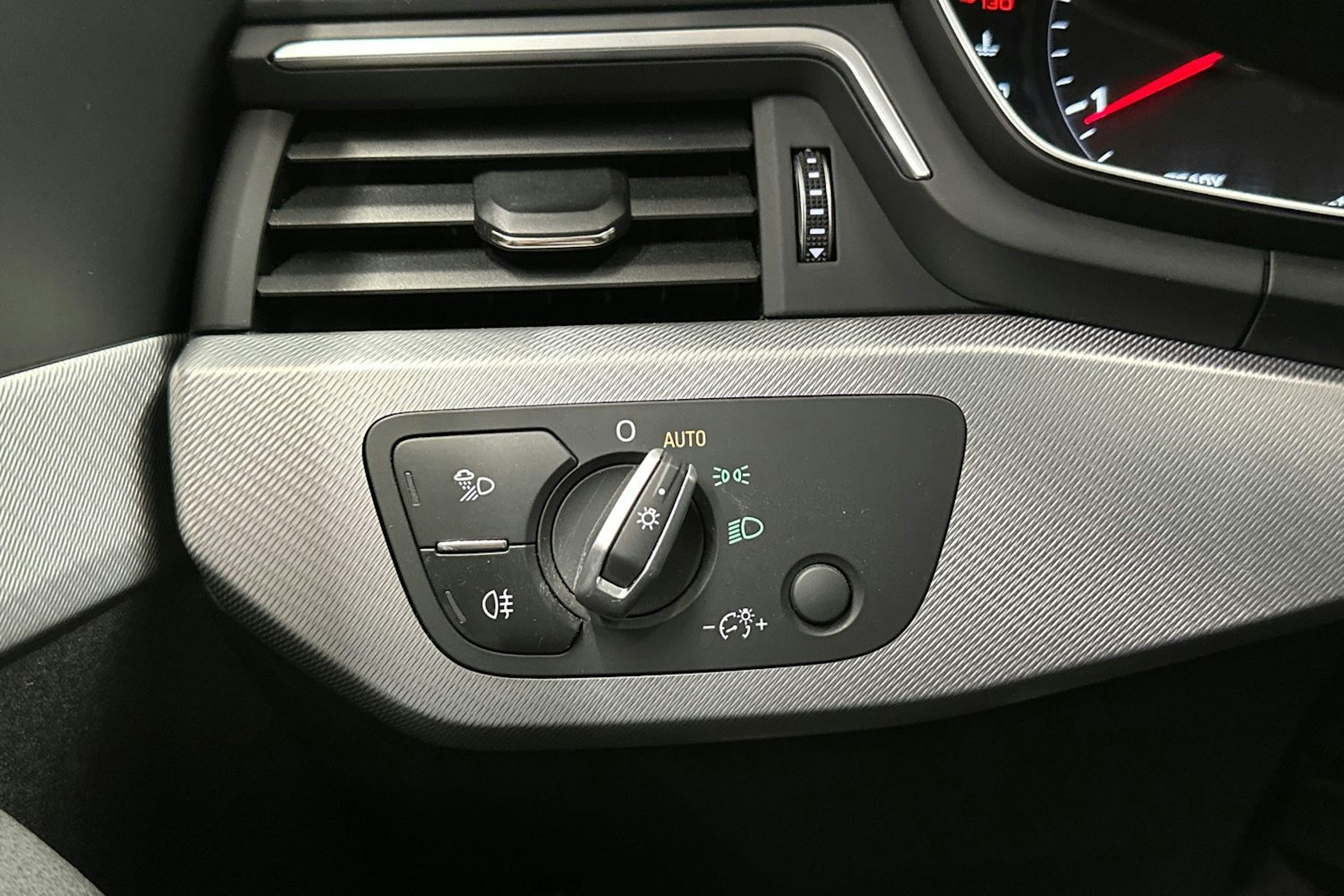valkoinen Audi A4 2018 kuva 30.