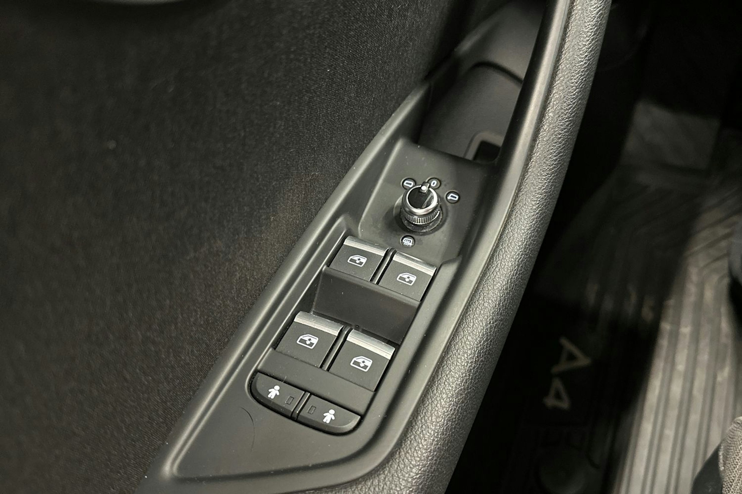 valkoinen Audi A4 2018 kuva 31.