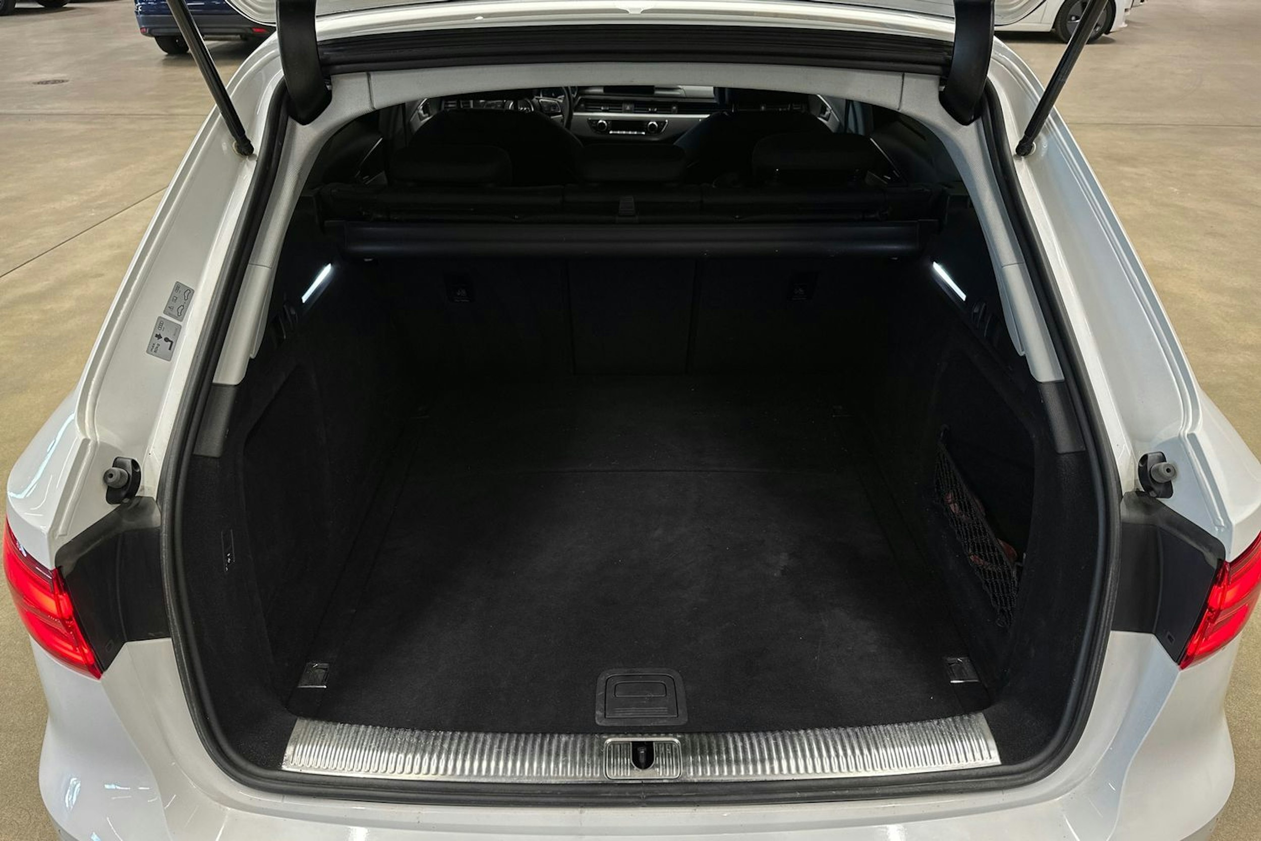 valkoinen Audi A4 2018 kuva 32.