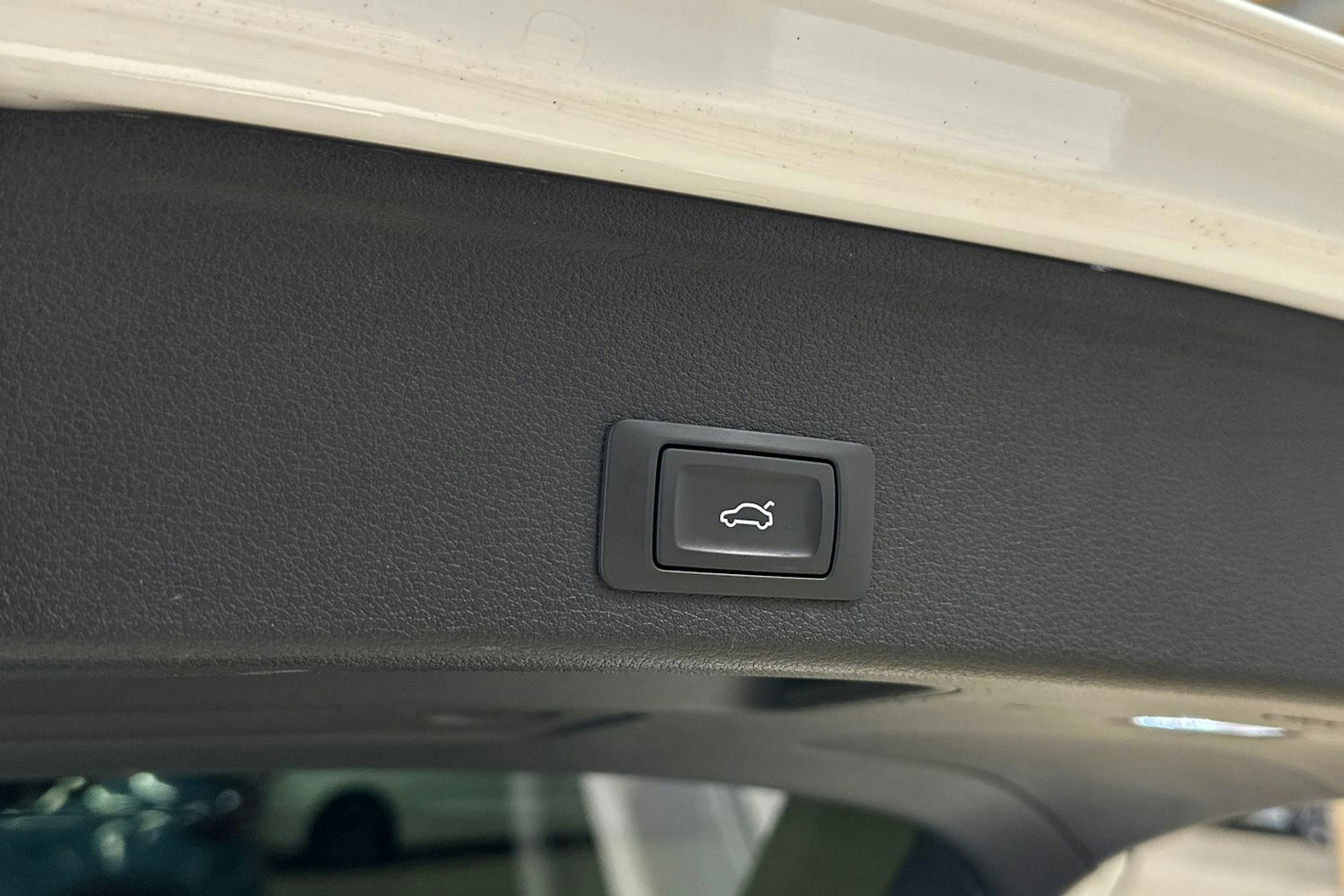 valkoinen Audi A4 2018 kuva 35.