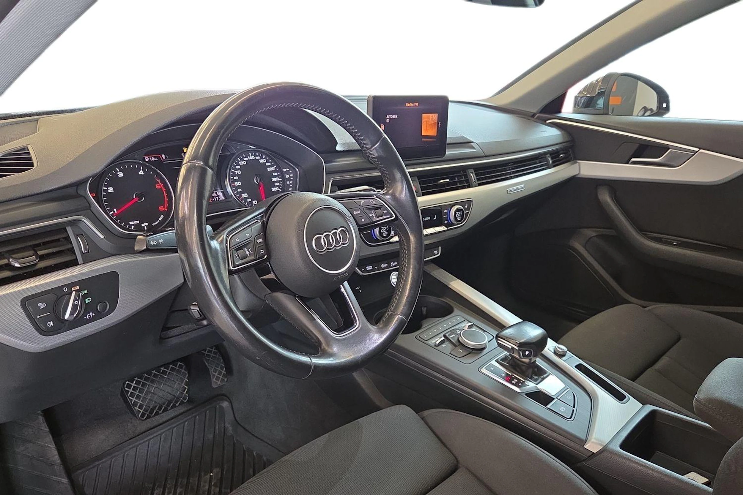 Musta Audi A4 2018 kuva 6.