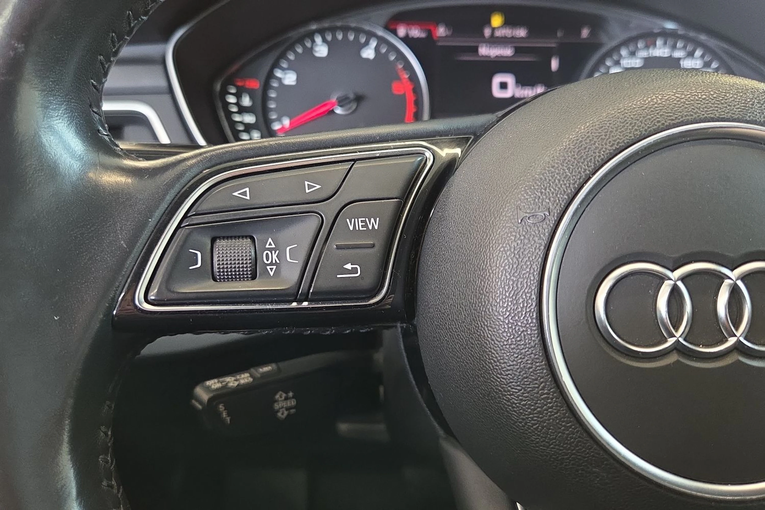 Musta Audi A4 2018 kuva 12.