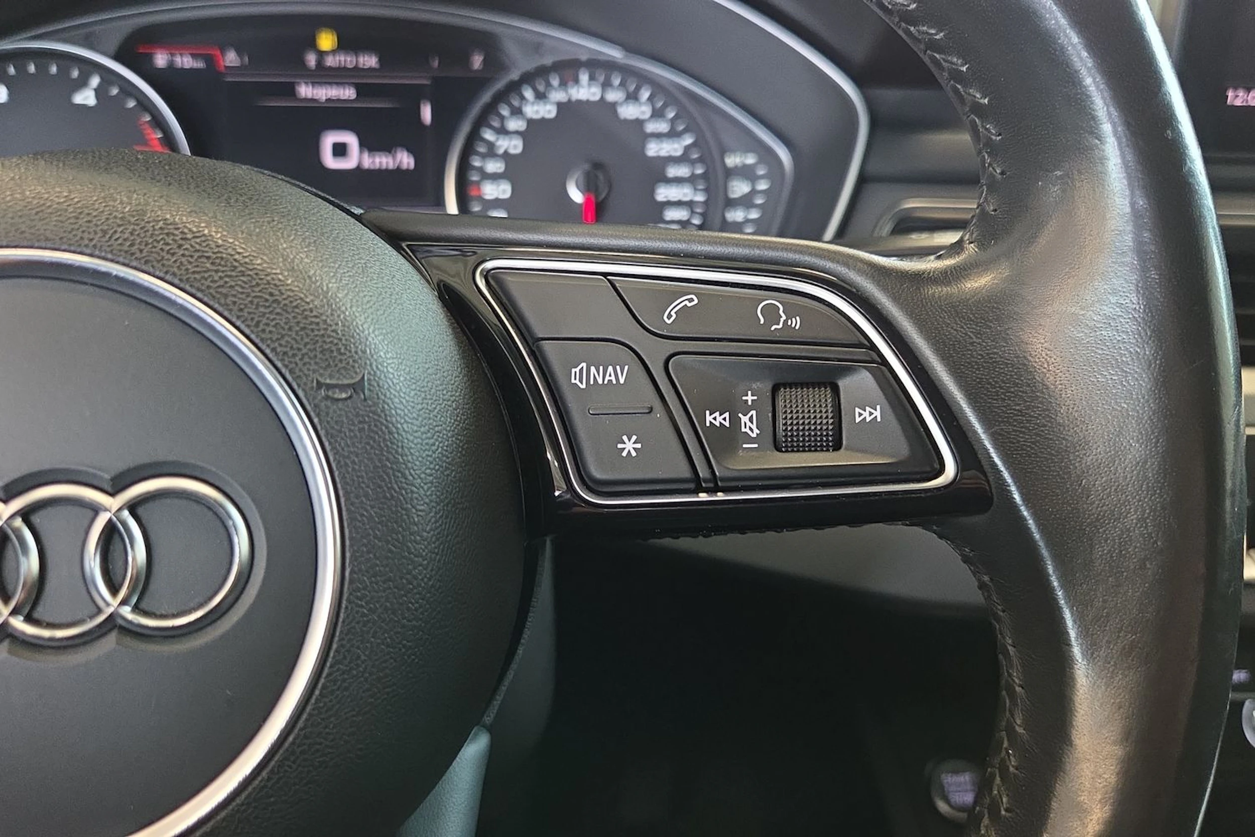 Musta Audi A4 2018 kuva 13.