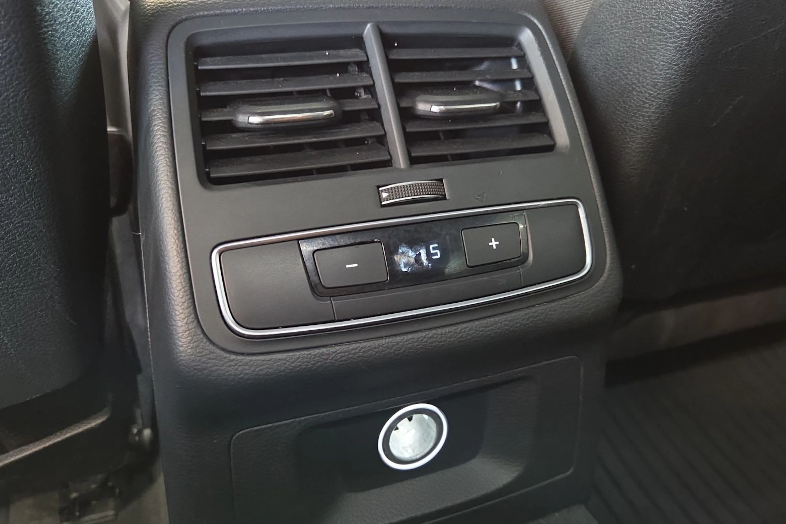 Musta Audi A4 2018 kuva 21.