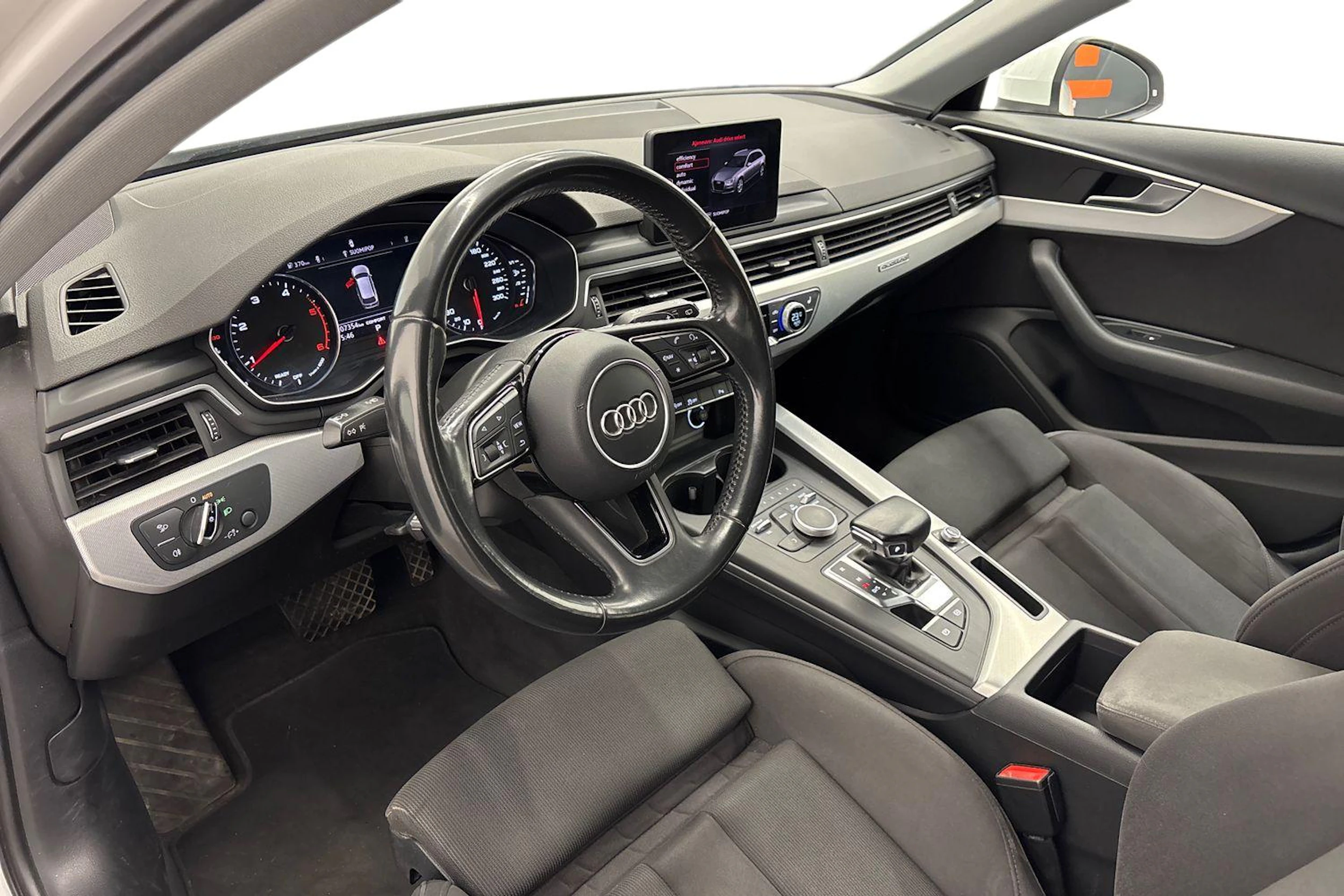 valkoinen Audi A4 2018 kuva 8.