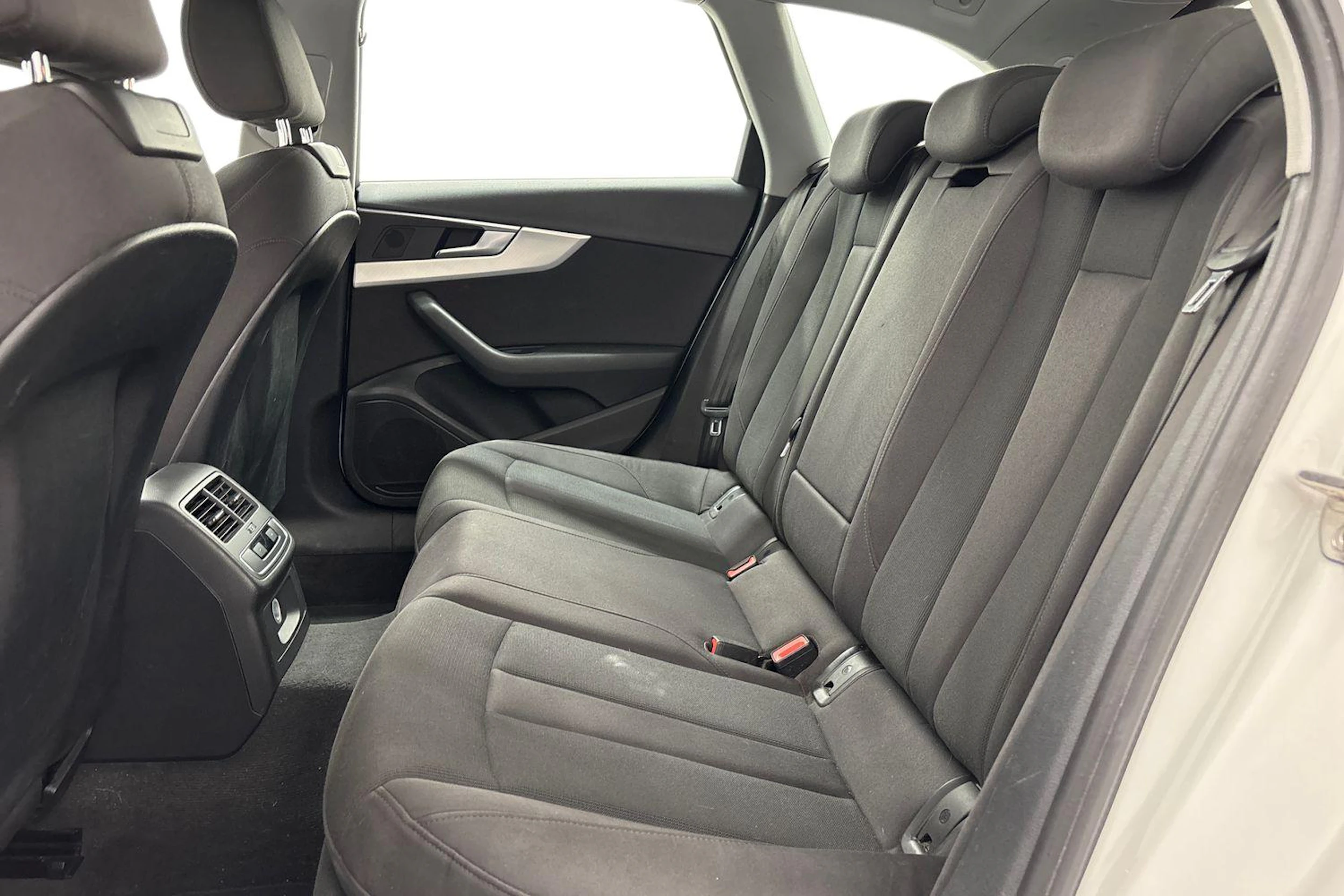 valkoinen Audi A4 2018 kuva 11.
