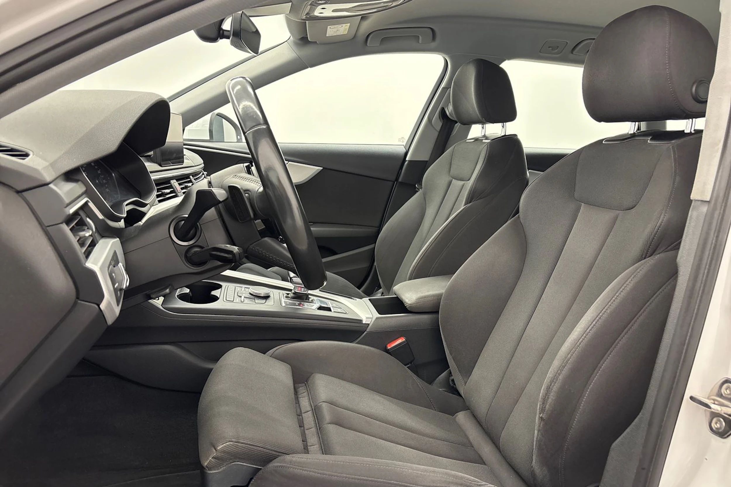 valkoinen Audi A4 2018 kuva 15.