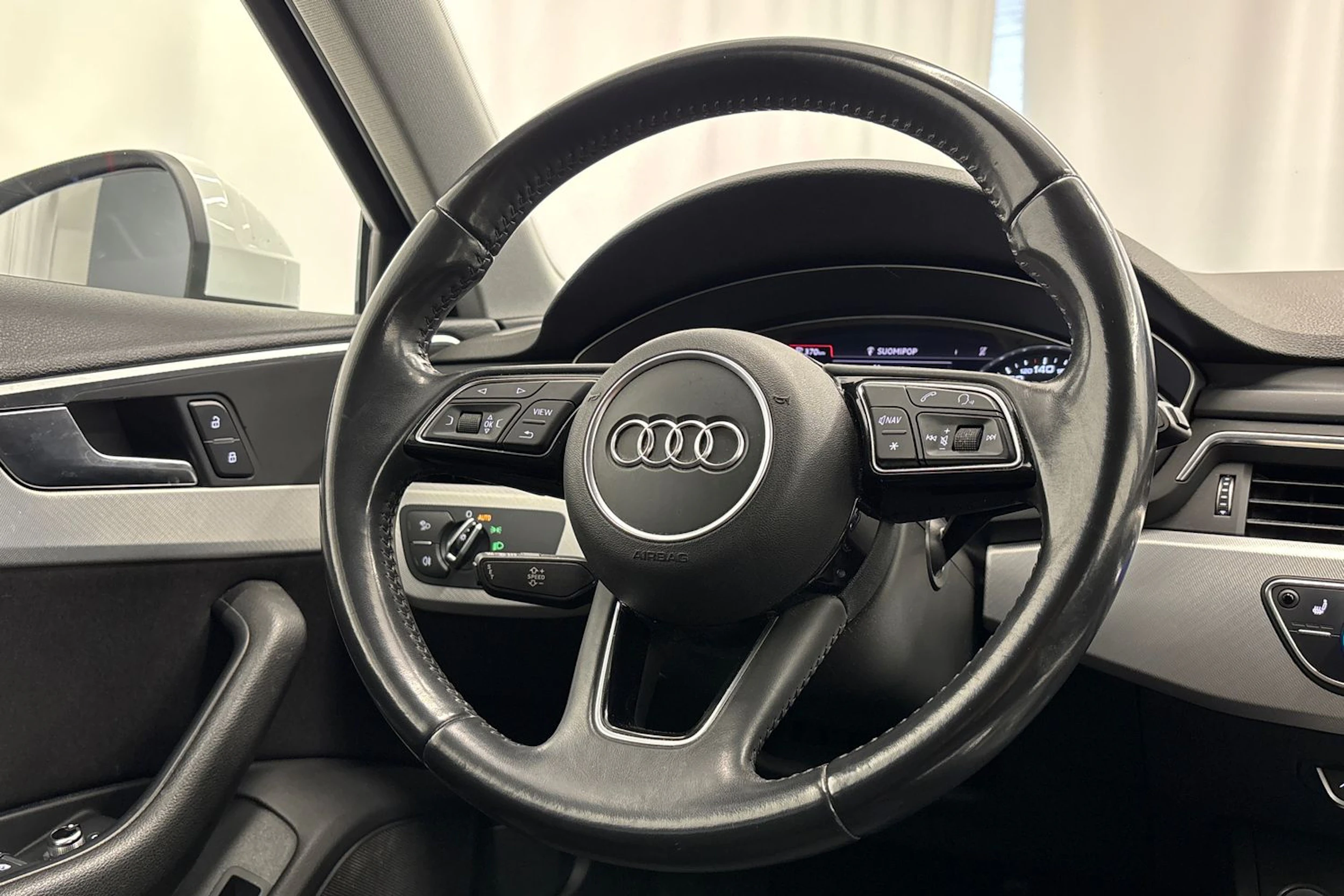 valkoinen Audi A4 2018 kuva 16.