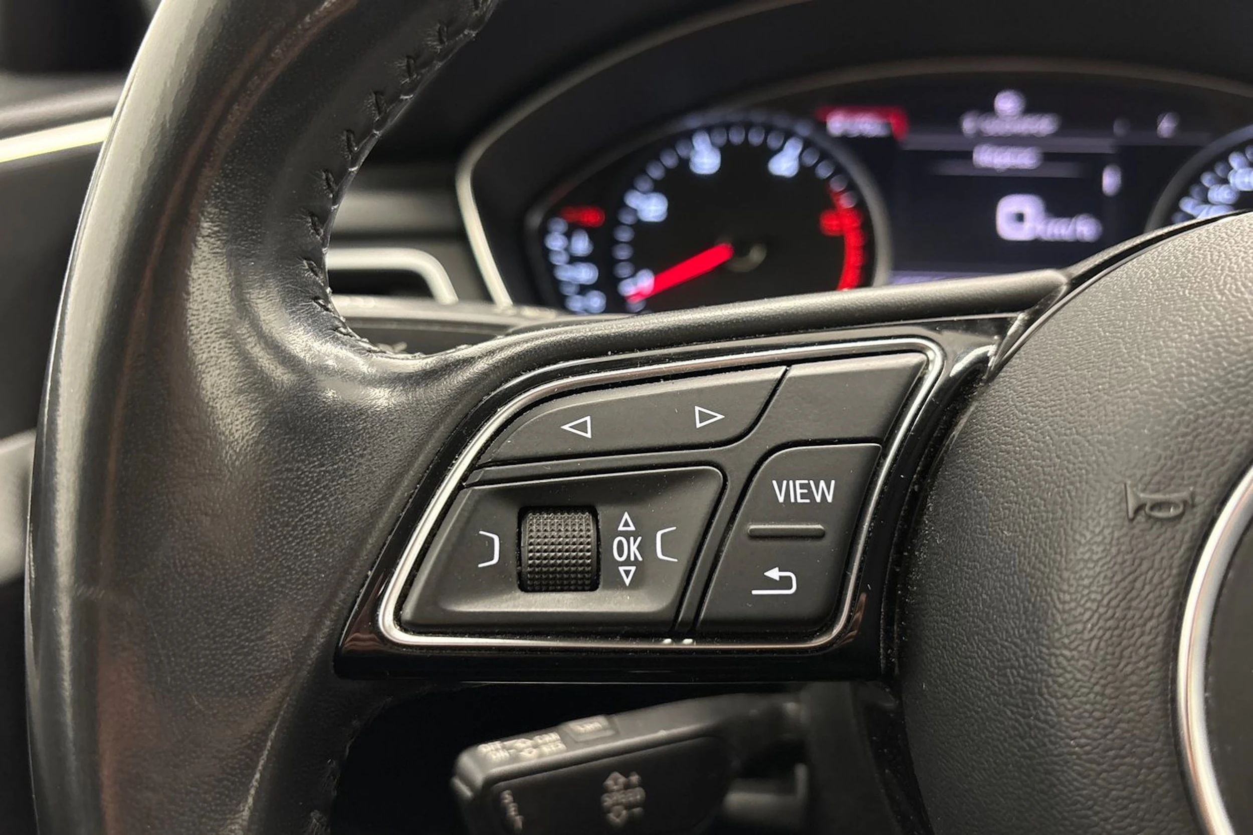 valkoinen Audi A4 2018 kuva 17.