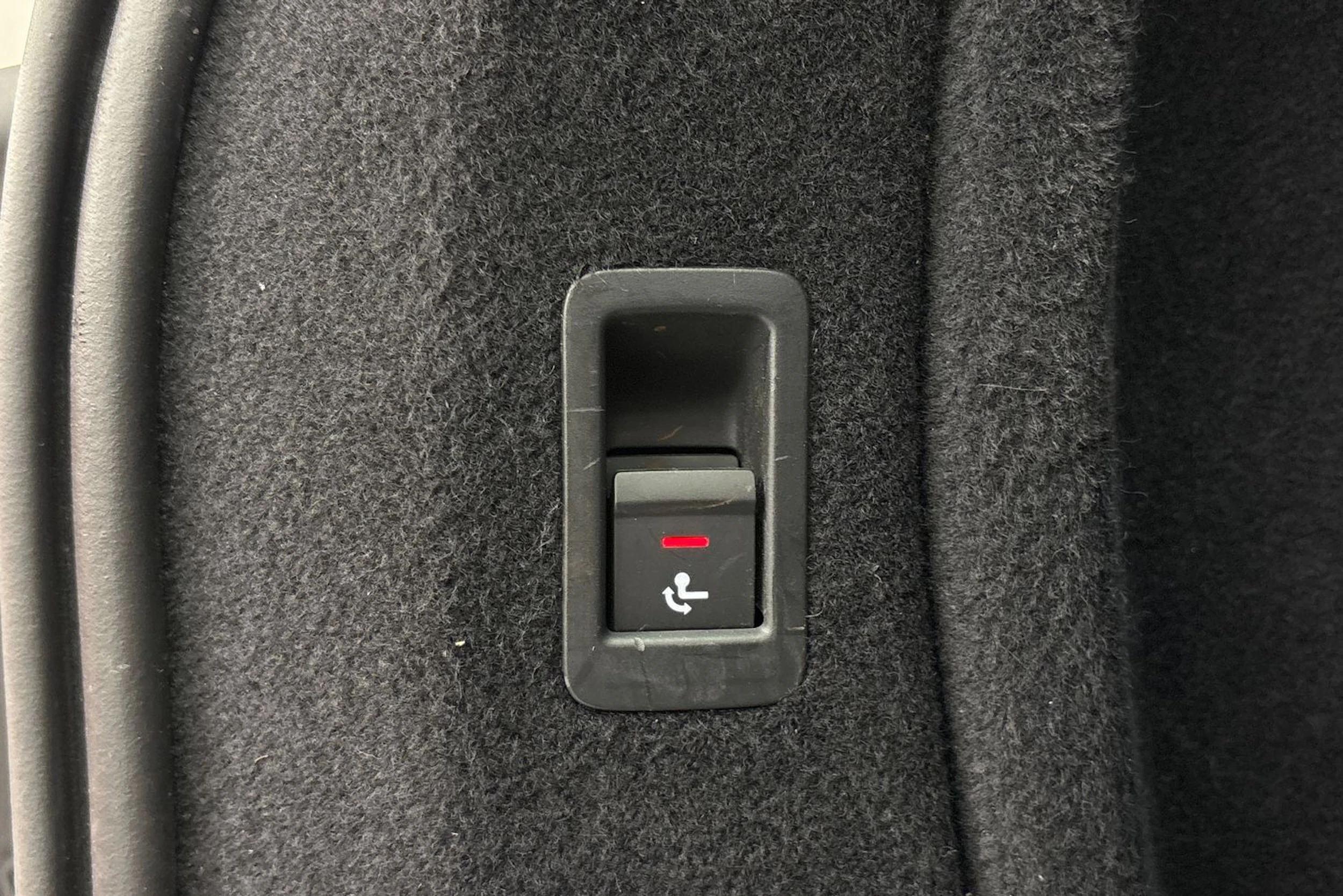 valkoinen Audi A4 2018 kuva 28.