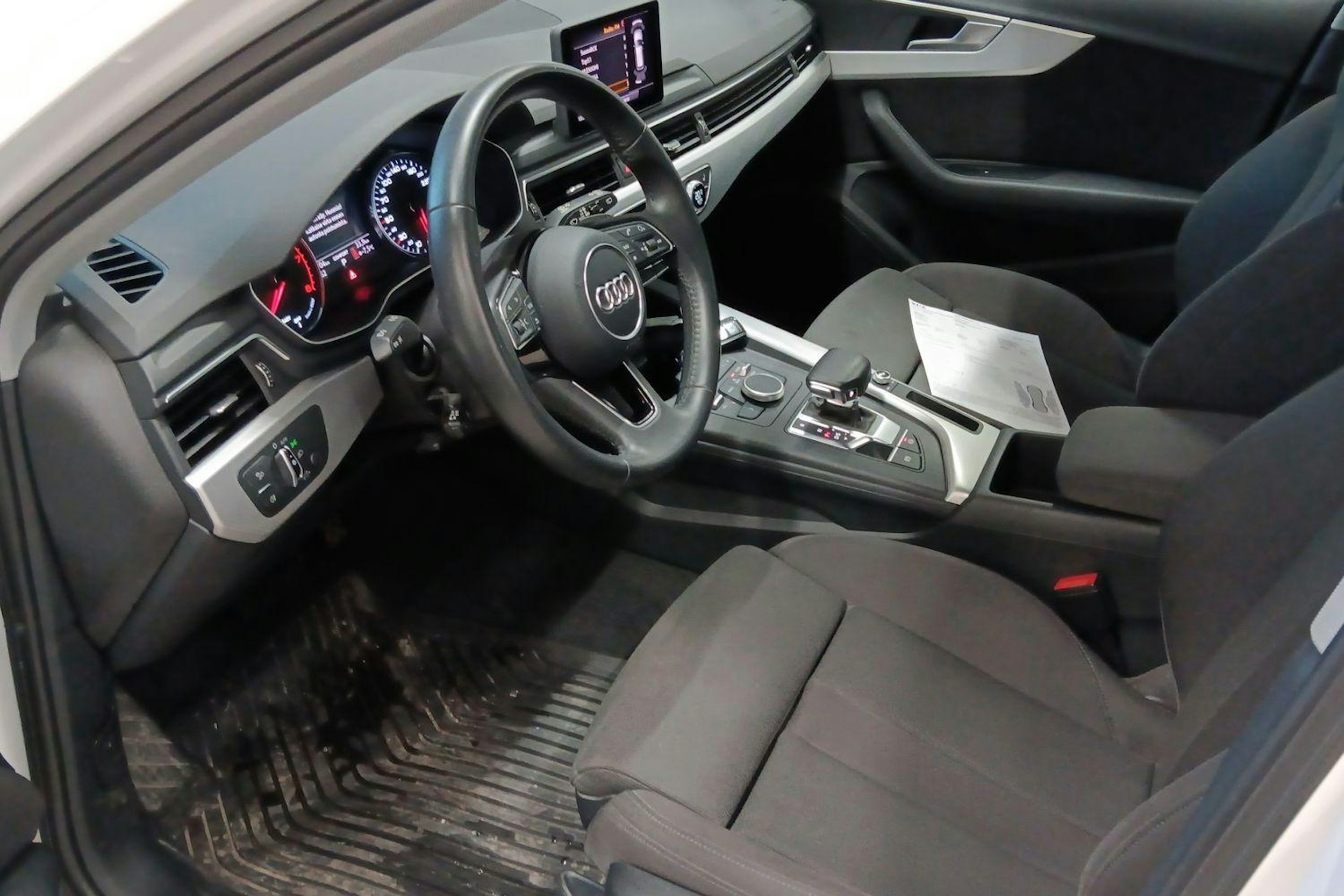 Valkoinen Audi A4 2018 kuva 3.